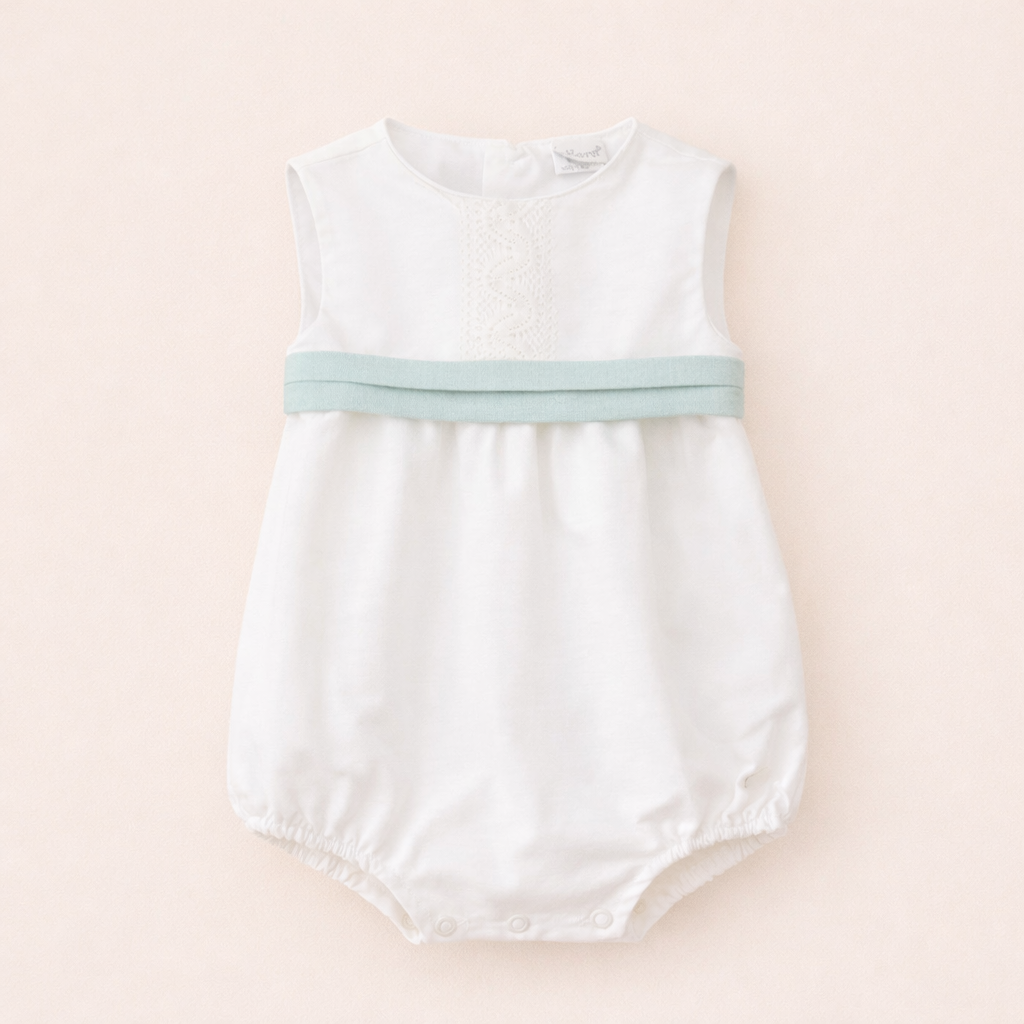 Fofo em linho com faixa verde e renda no peito da Niseret