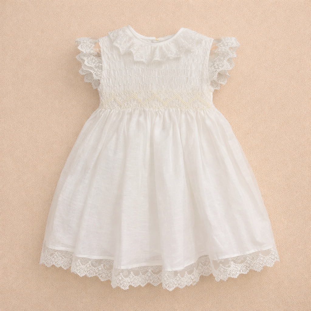 Vestido com tapa fralda e touca para cerimónia com favos de mel da Niseret