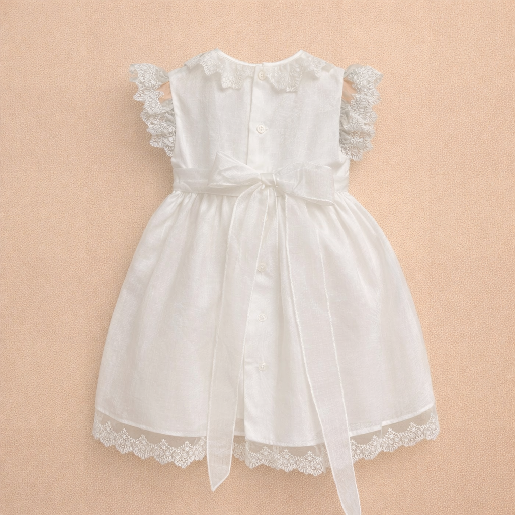 Vestido com tapa fralda e touca para cerimónia com favos de mel da Niseret