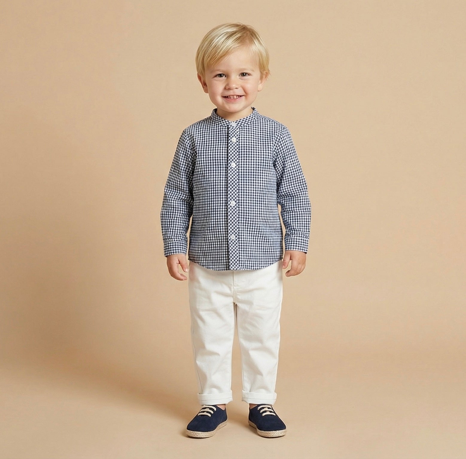 Conjunto camisa vichy azul e calça branca da Fina Ejerique "NAVY"