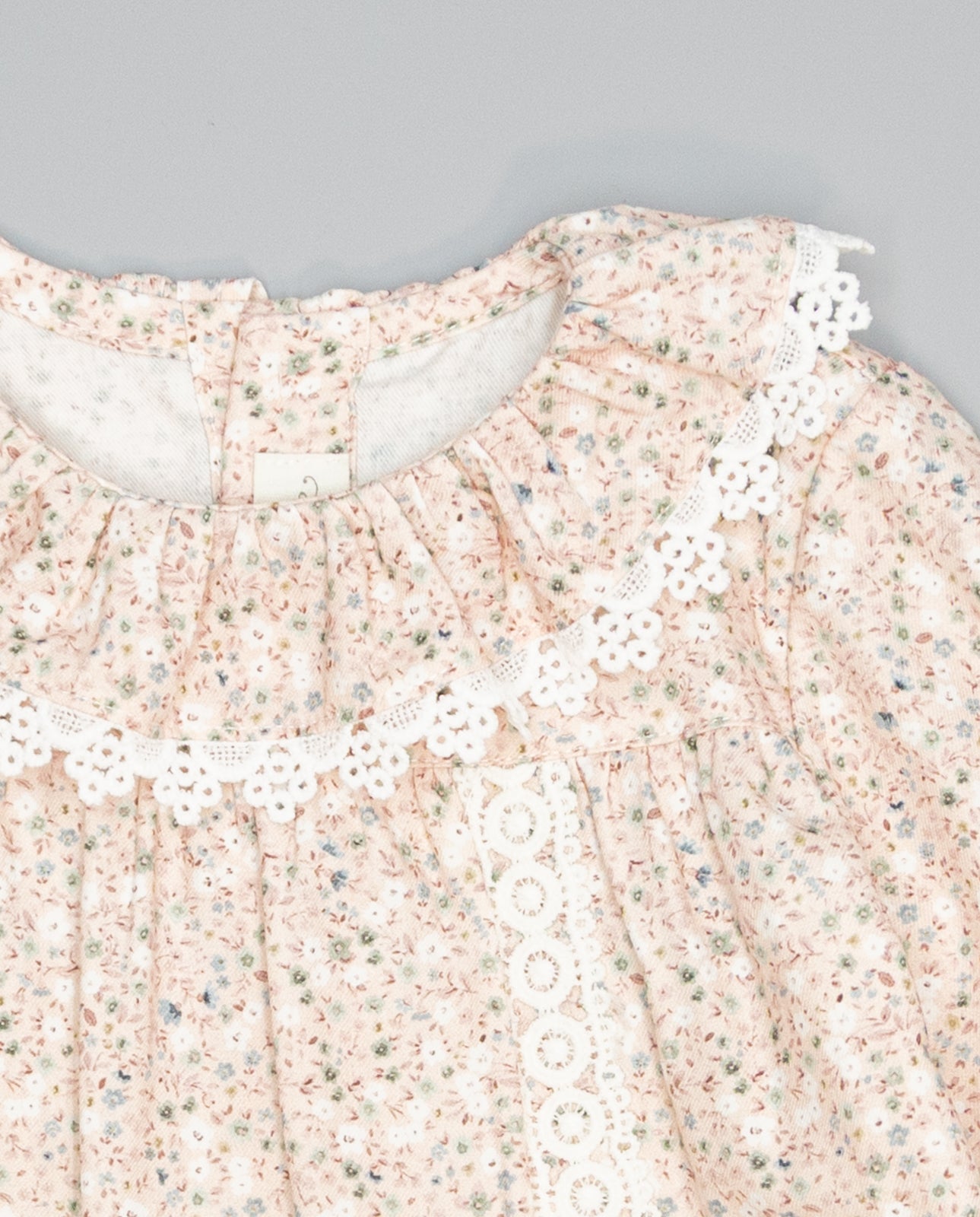 Conjunto camisa estampada floral e calça bege para menina da Fina Ejerique "Pink"