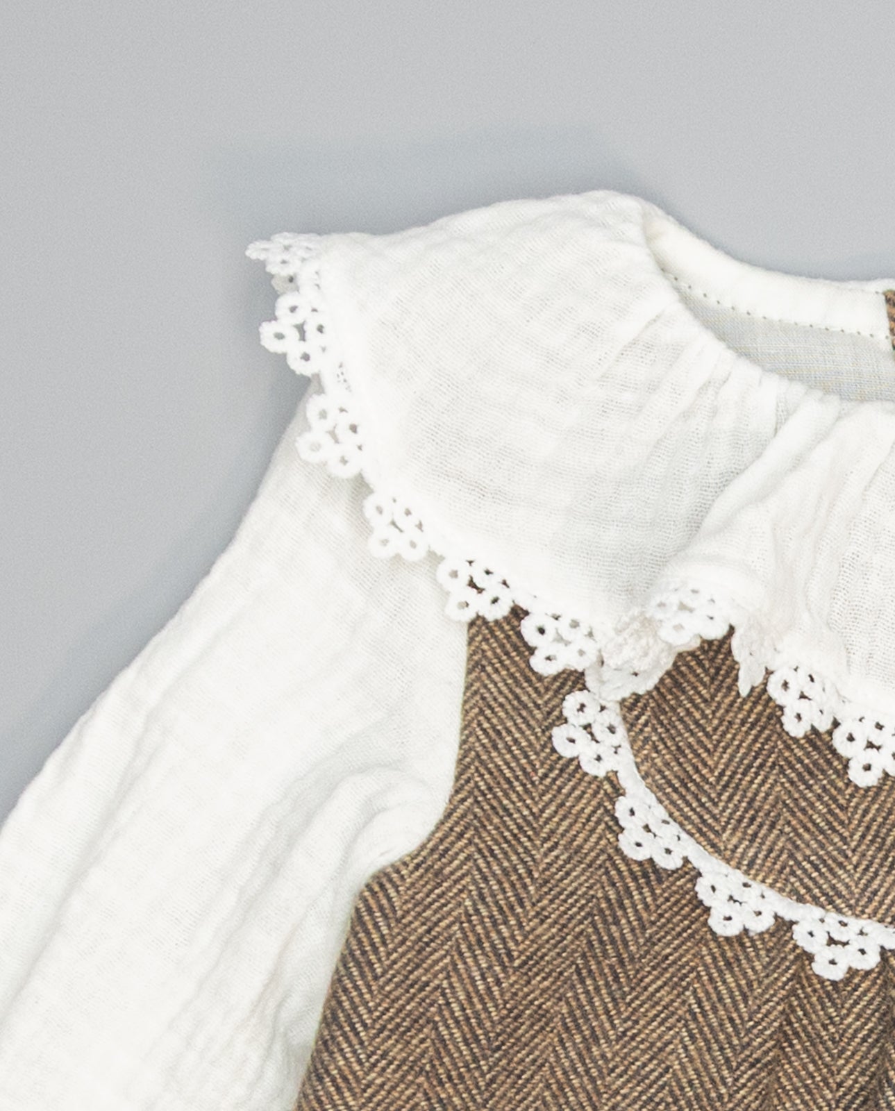 Vestido com mangas em espinha de peixe e babados menina da Fina Ejerique " Jade oak"