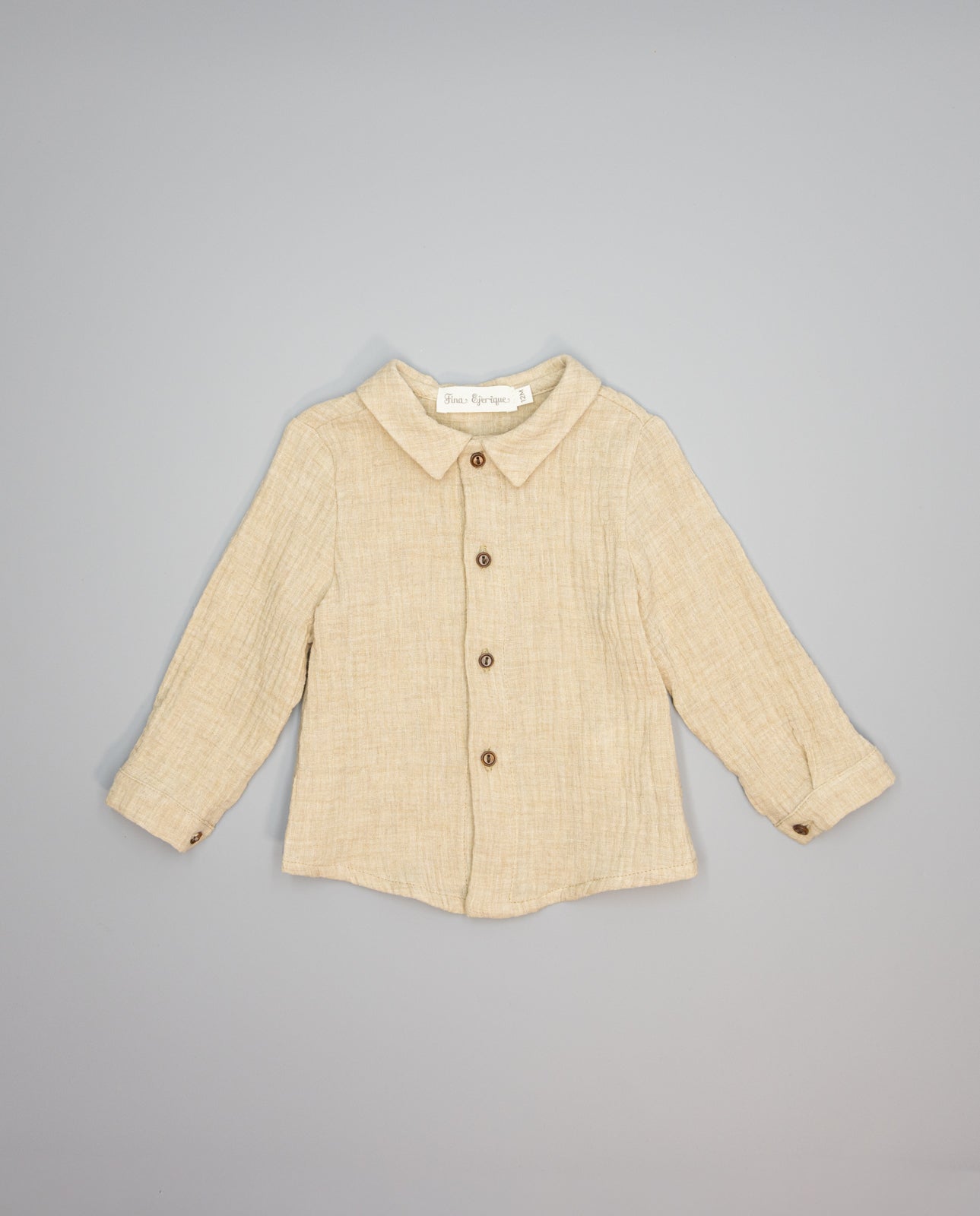 Conjunto menino camisa bege e calça castanha em espiga da Fina Ejerique "Jade oak"
