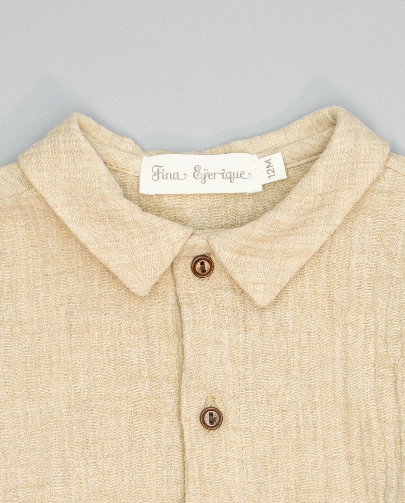 Conjunto menino camisa bege e calça castanha em espiga da Fina Ejerique "Jade oak"