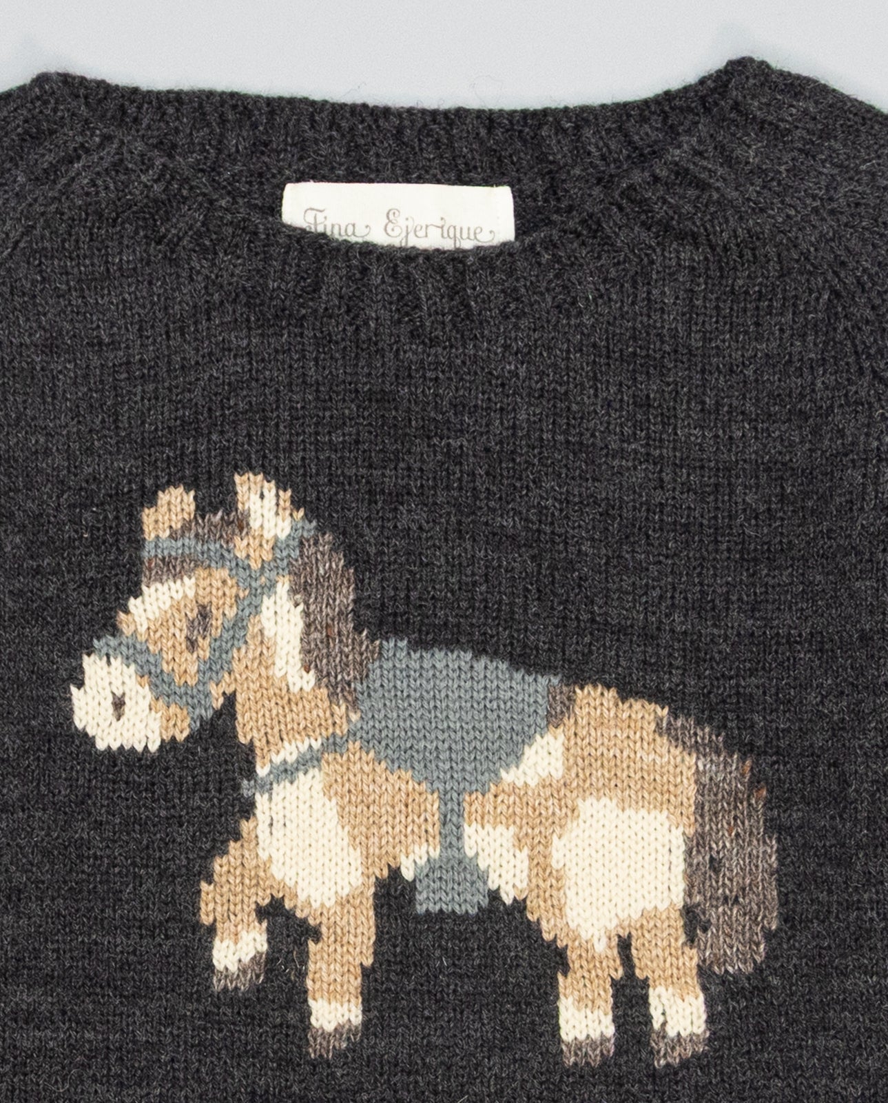 Camisola em malha cinza escuro com estampado de cavalinho da Fina Ejerique "Jade oak"