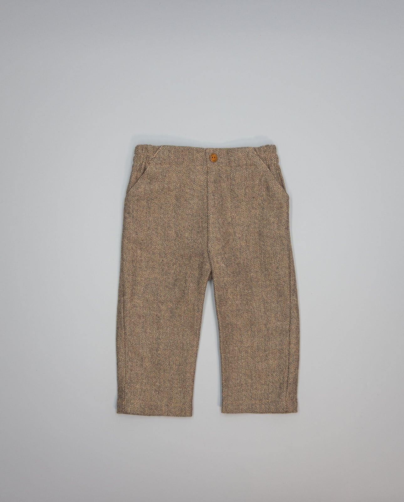 Conjunto menino camisa bege e calça castanha em espiga da Fina Ejerique "Jade oak"