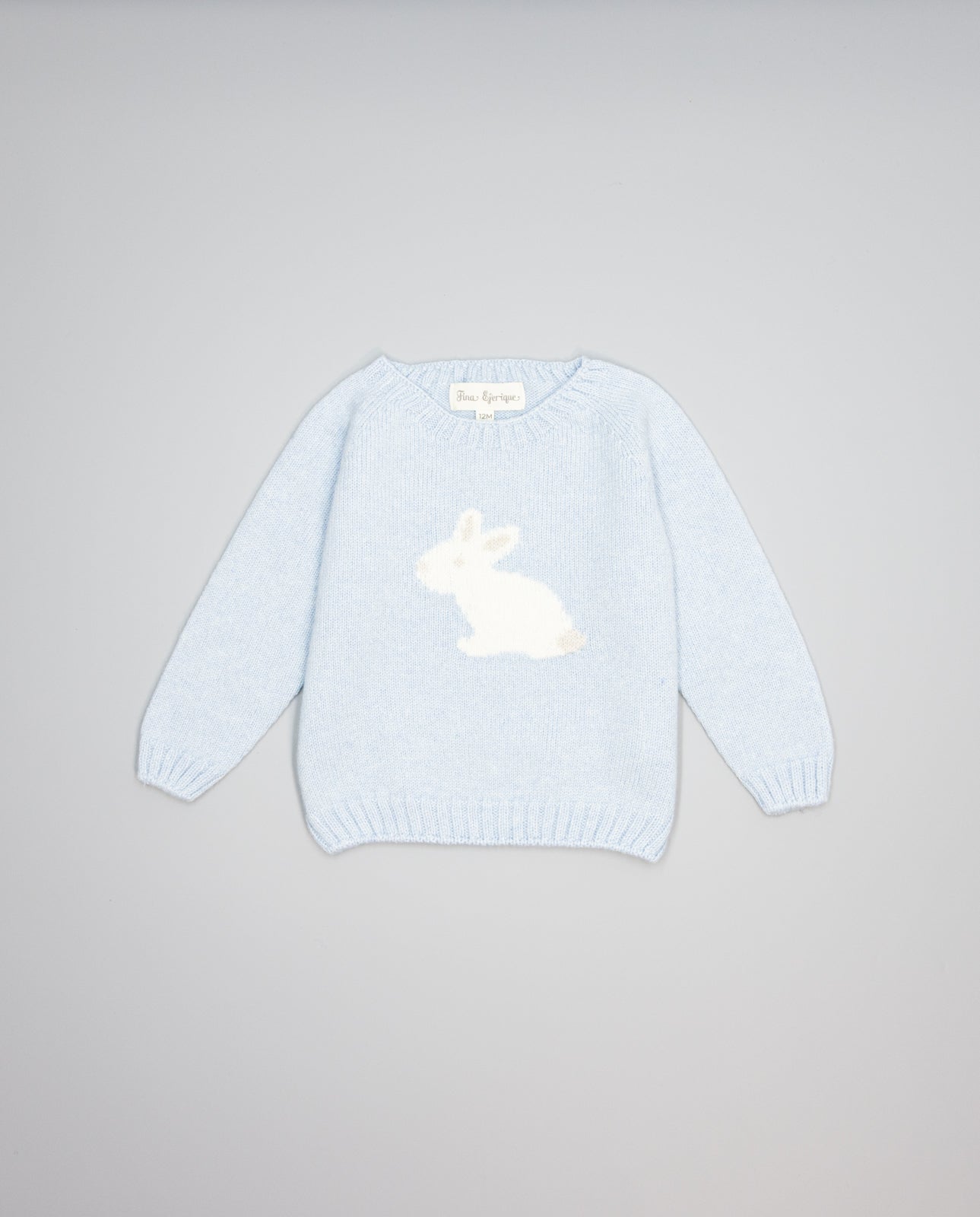Camisola azul com estampa de coelho em tons de bege e cinza da Fina Ejerique "Blue"
