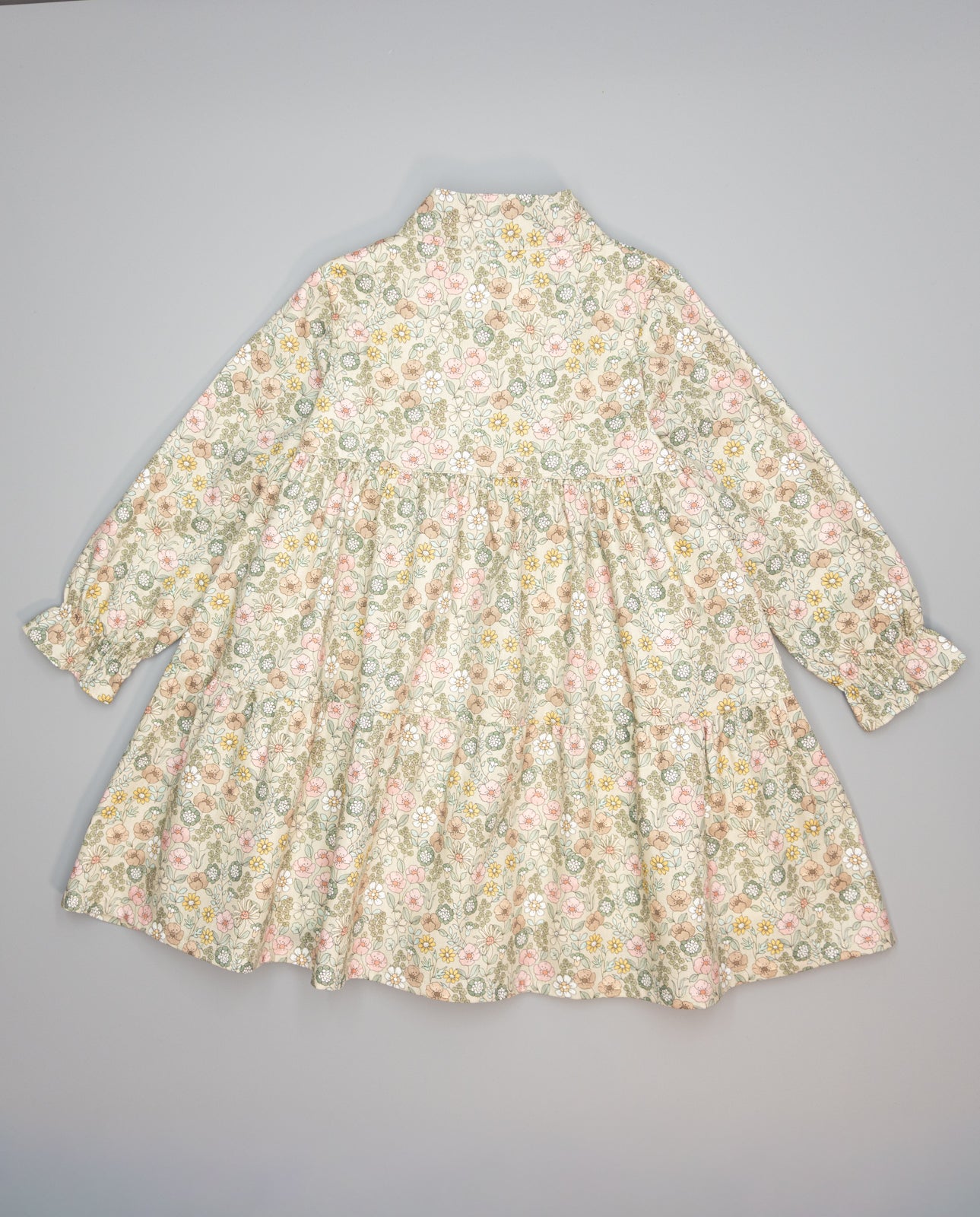 Vestido bege com estampa floral, babados e laço no pescoço da Fina Ejerique "Jade oak"