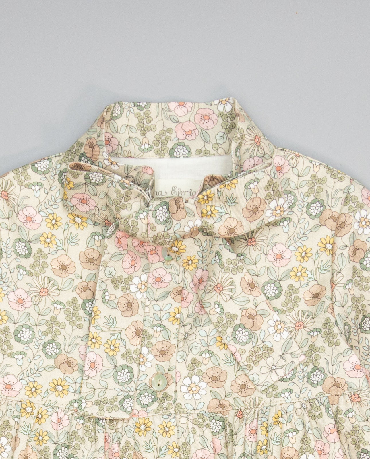 Vestido bege com estampa floral, babados e laço no pescoço da Fina Ejerique "Jade oak"