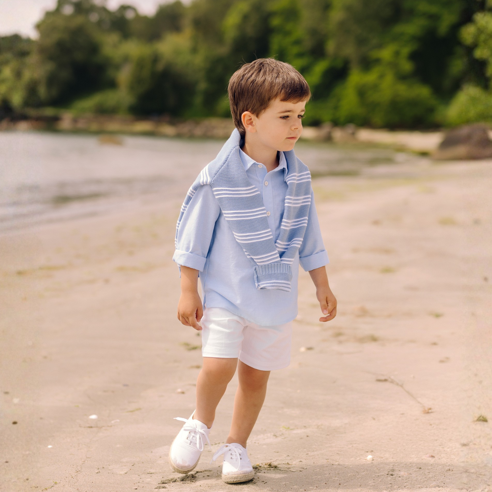 Conjunto camisa azul e calção branco da Paz Rodriguez "Corales"
