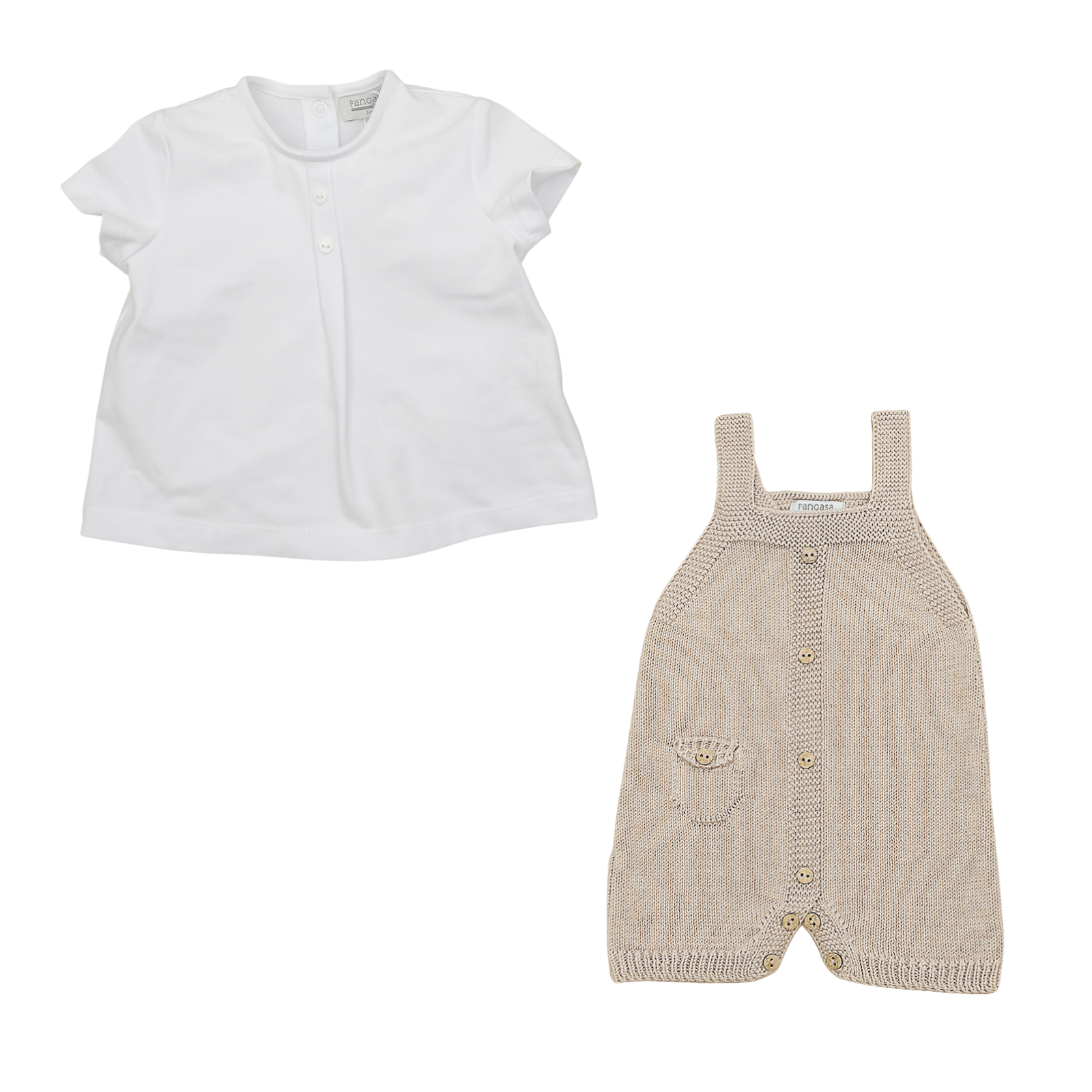 Conjunto de jardineira em malha camel e blusa branca da Pangasa