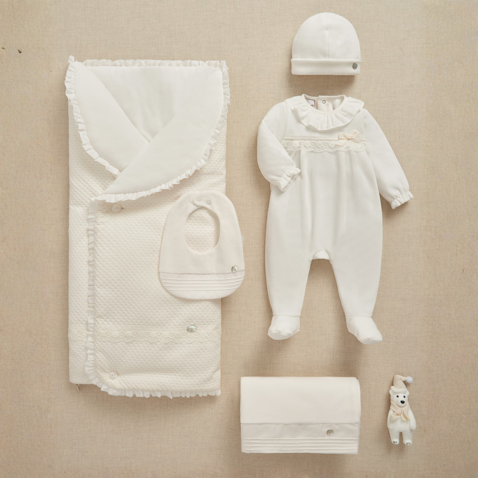 Babygrow laminado pérola recém nascido menina da Paz Rodriguez "Ternura"