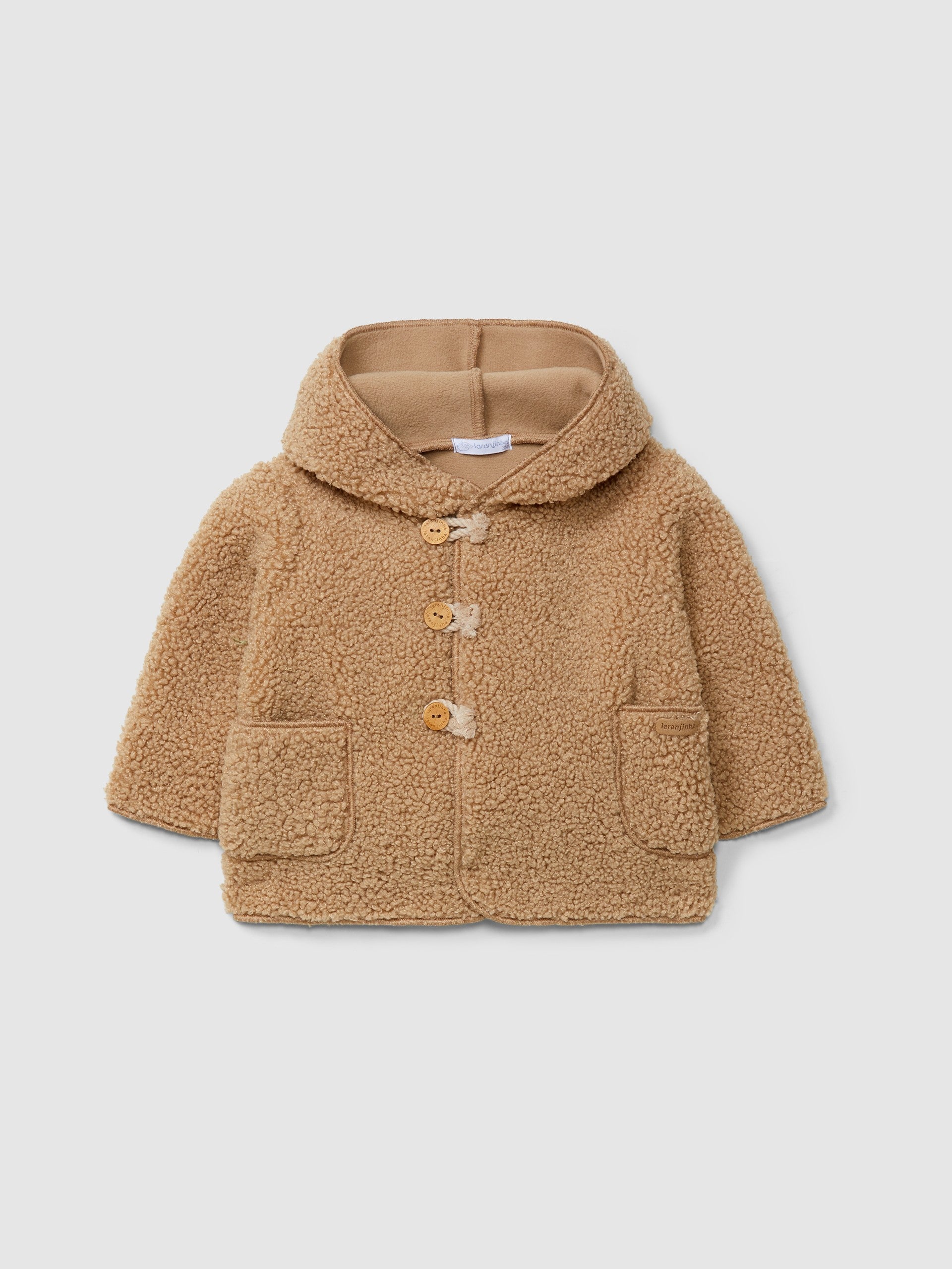 Casaco camel em pelo com capuz da Laranjinha