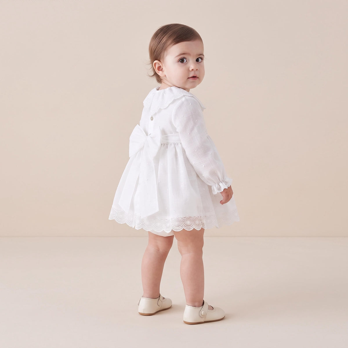 Vestido e tapa fraldas de cerimónia com renda da Martín Aranda "Amieva"