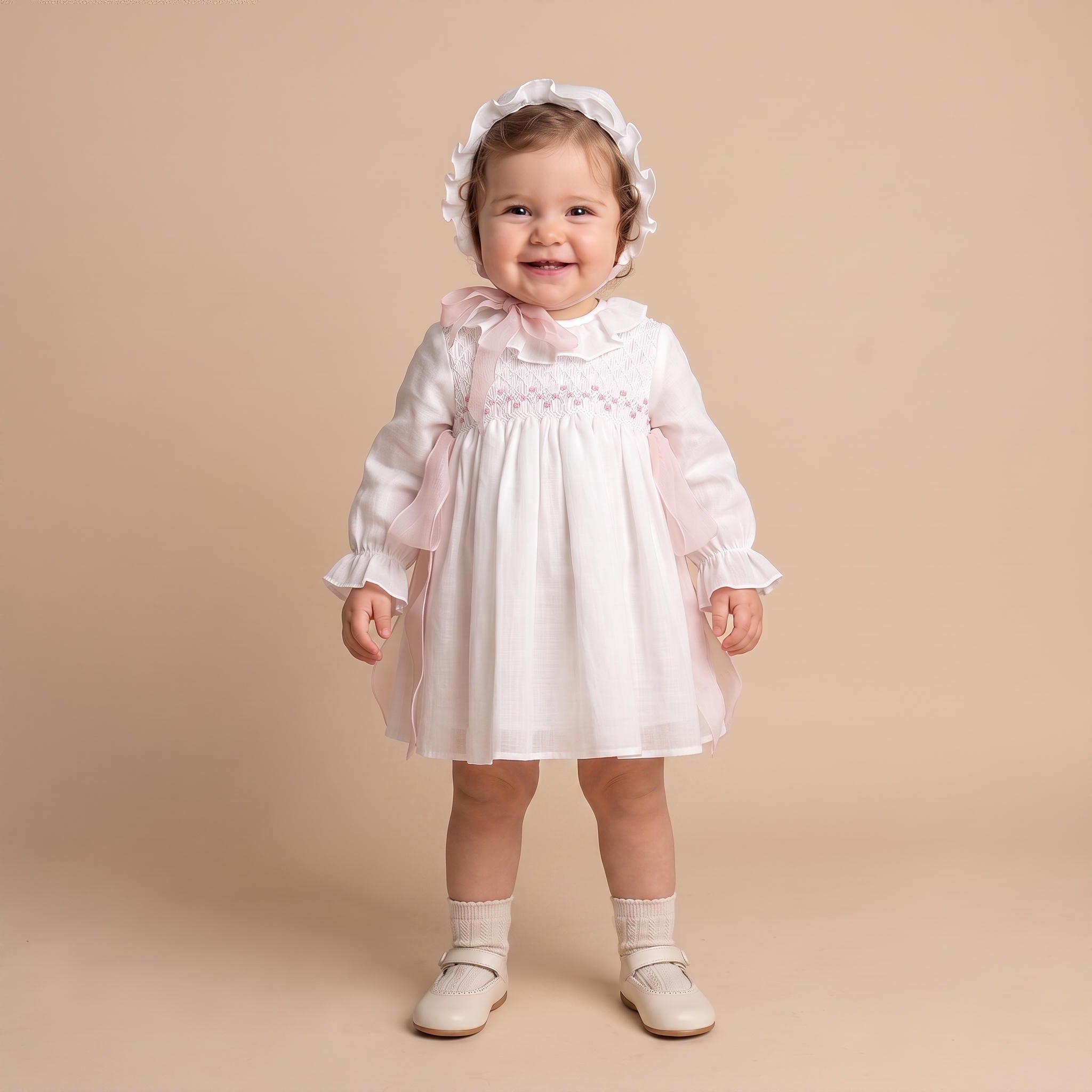 Vestido com tapa fralda e touca com detalhe rosa de cerimónia da Niseret