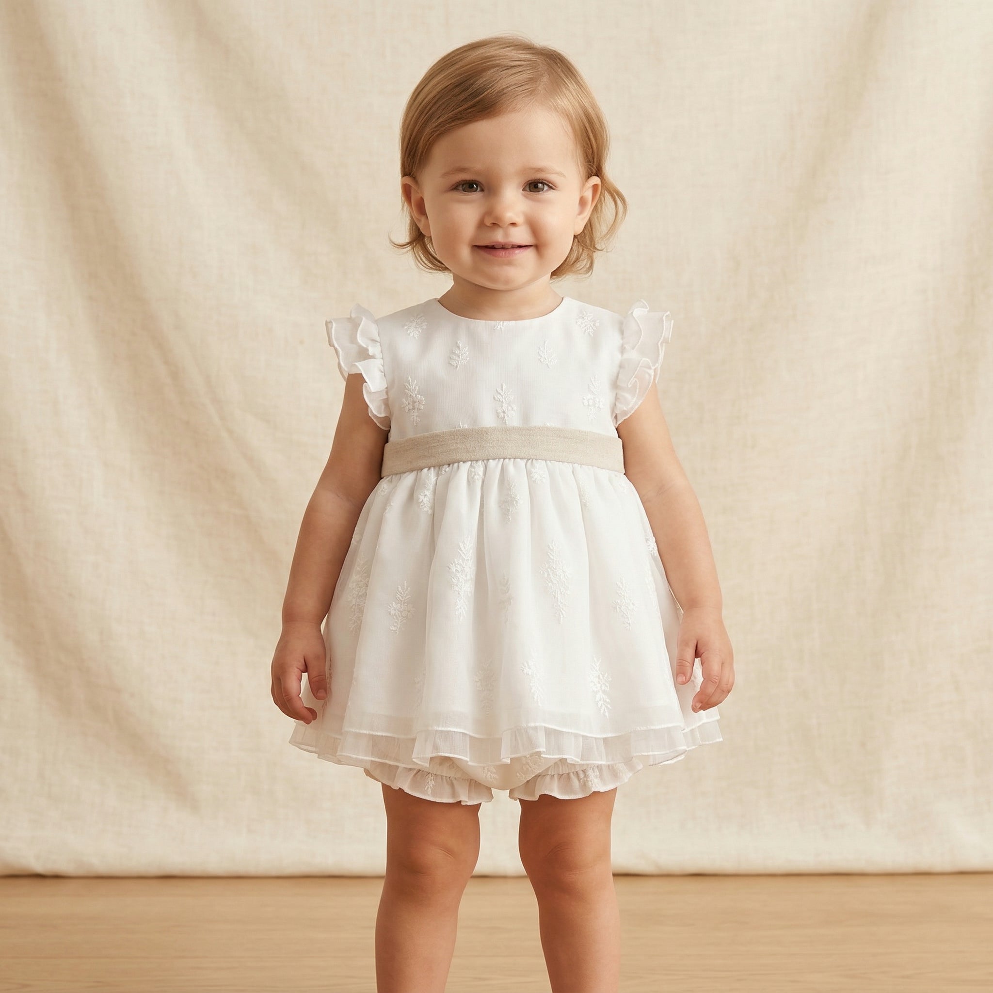 Vestido e tapa fraldas de cerimónia com faixa em bege da Martín Aranda "Victoria"