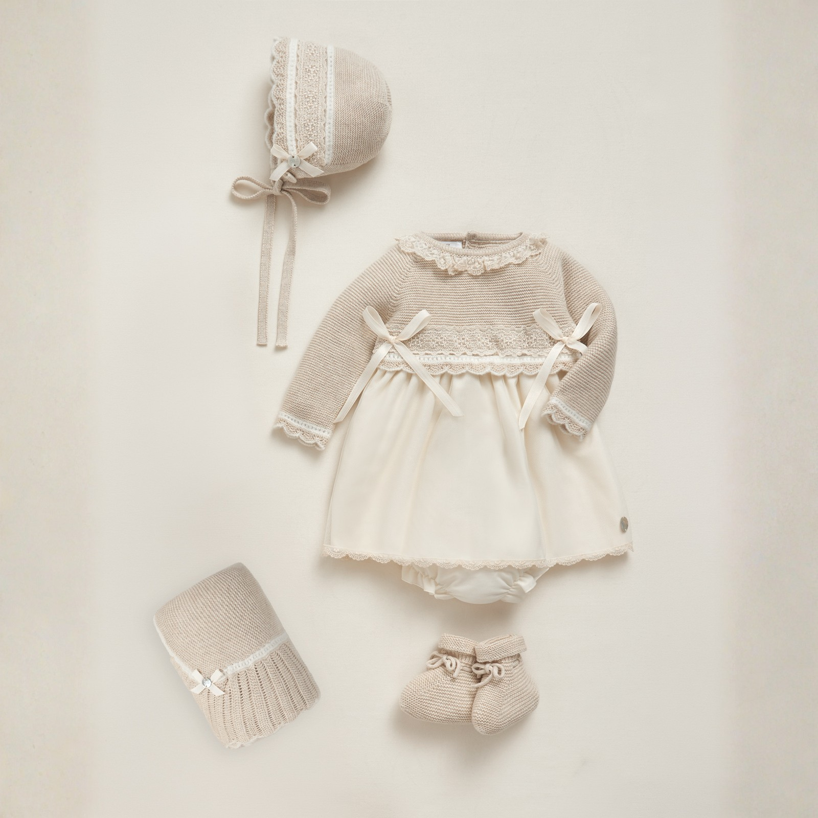 Vestido combinado e tapa fralda bege cerimónia da Paz Rodriguez "Lua"