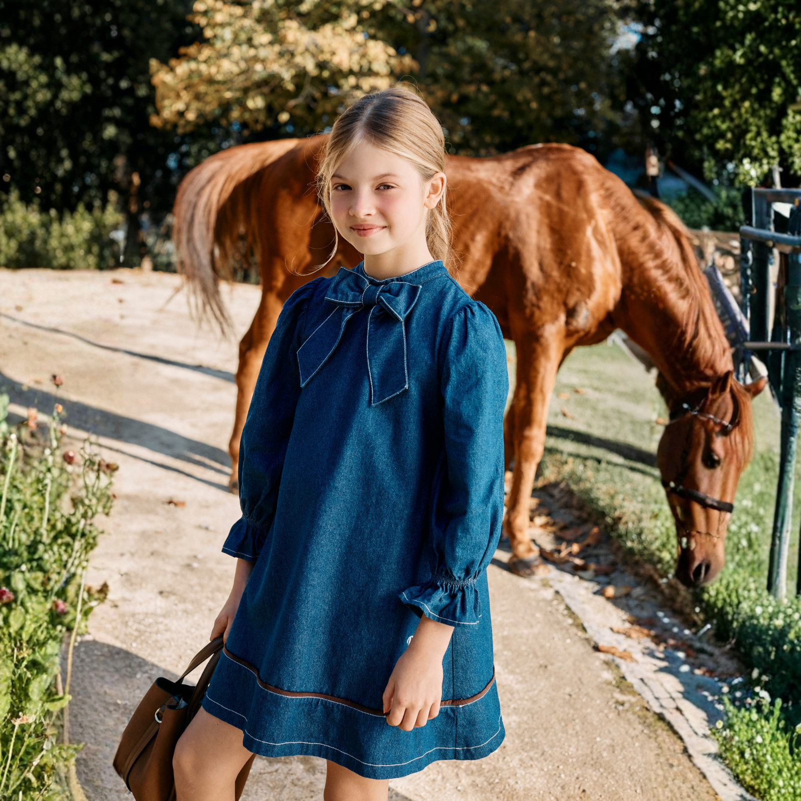 Vestido de ganga com laço para menina da Patachou