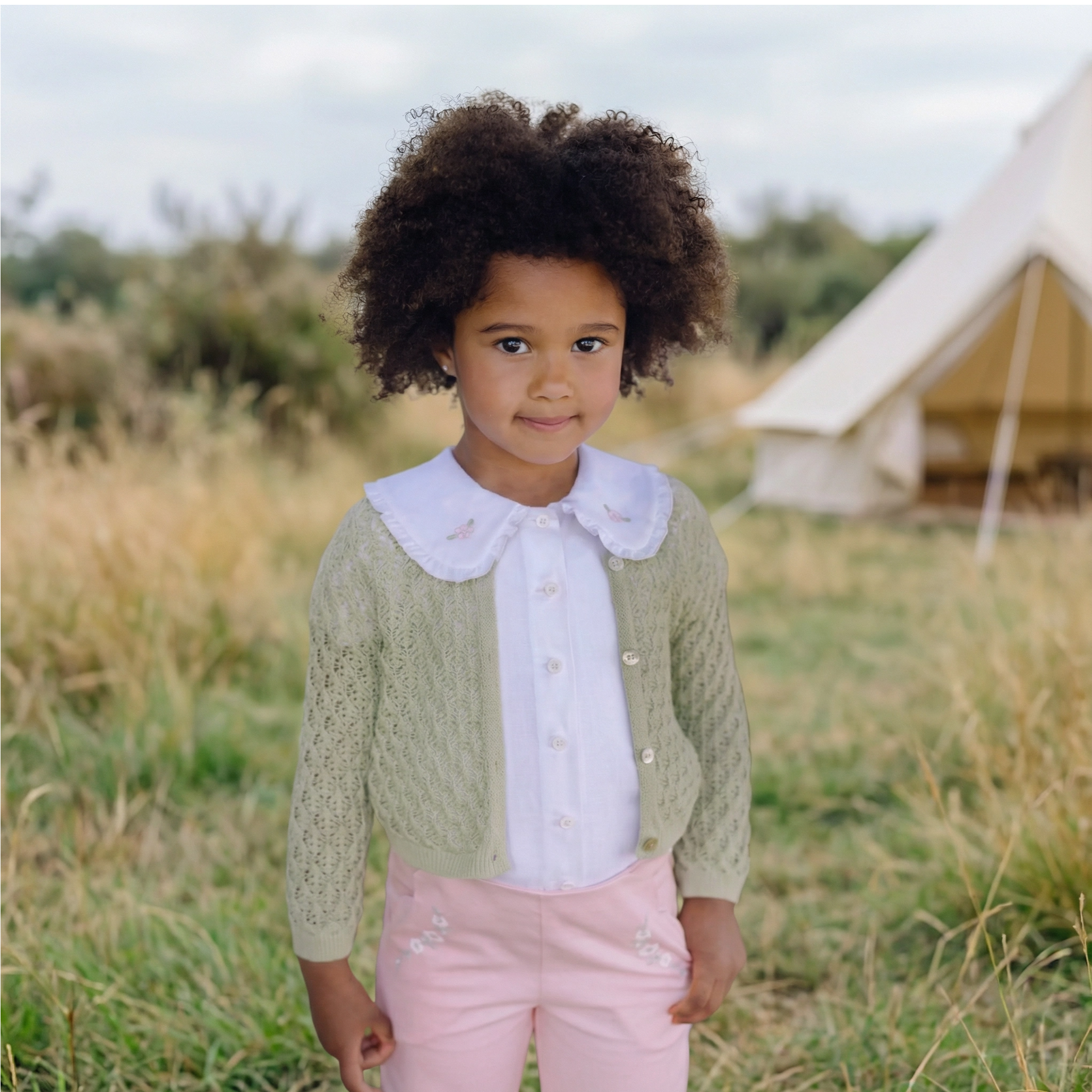 Conjunto blusa branca e calça rosa da Paz Rodriguez "Frescura"
