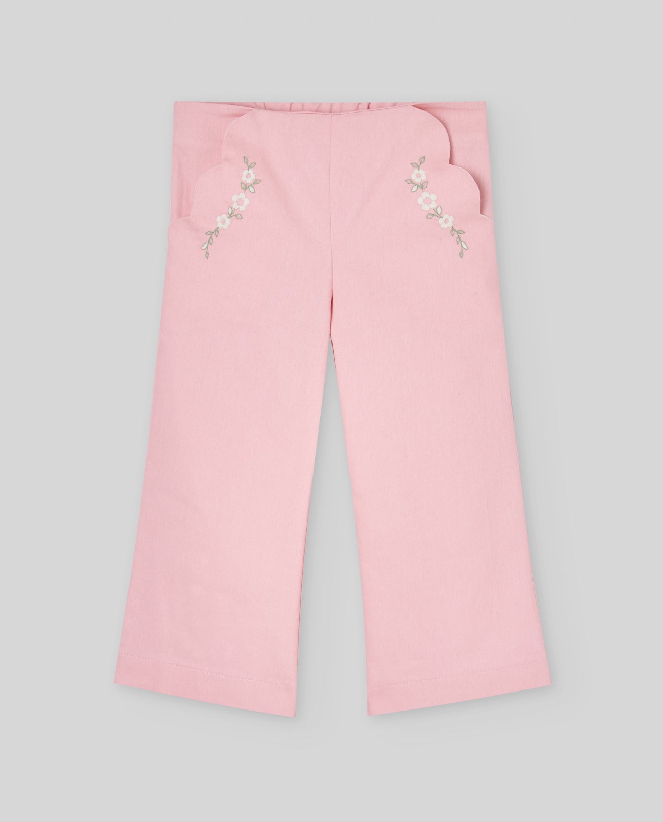 Conjunto blusa branca e calça rosa da Paz Rodriguez "Frescura"