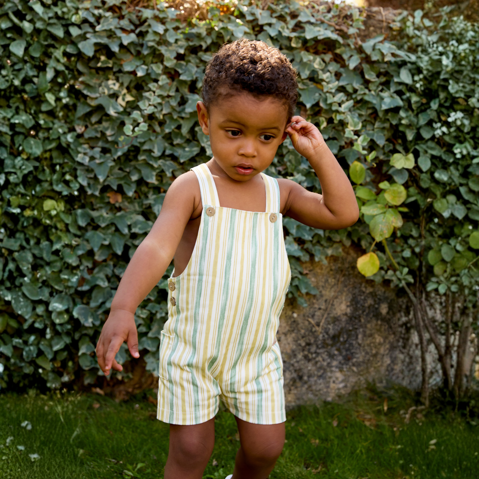 Jardineira unissexo com riscas verdes e amarelas da Martín Aranda "Edmonton"