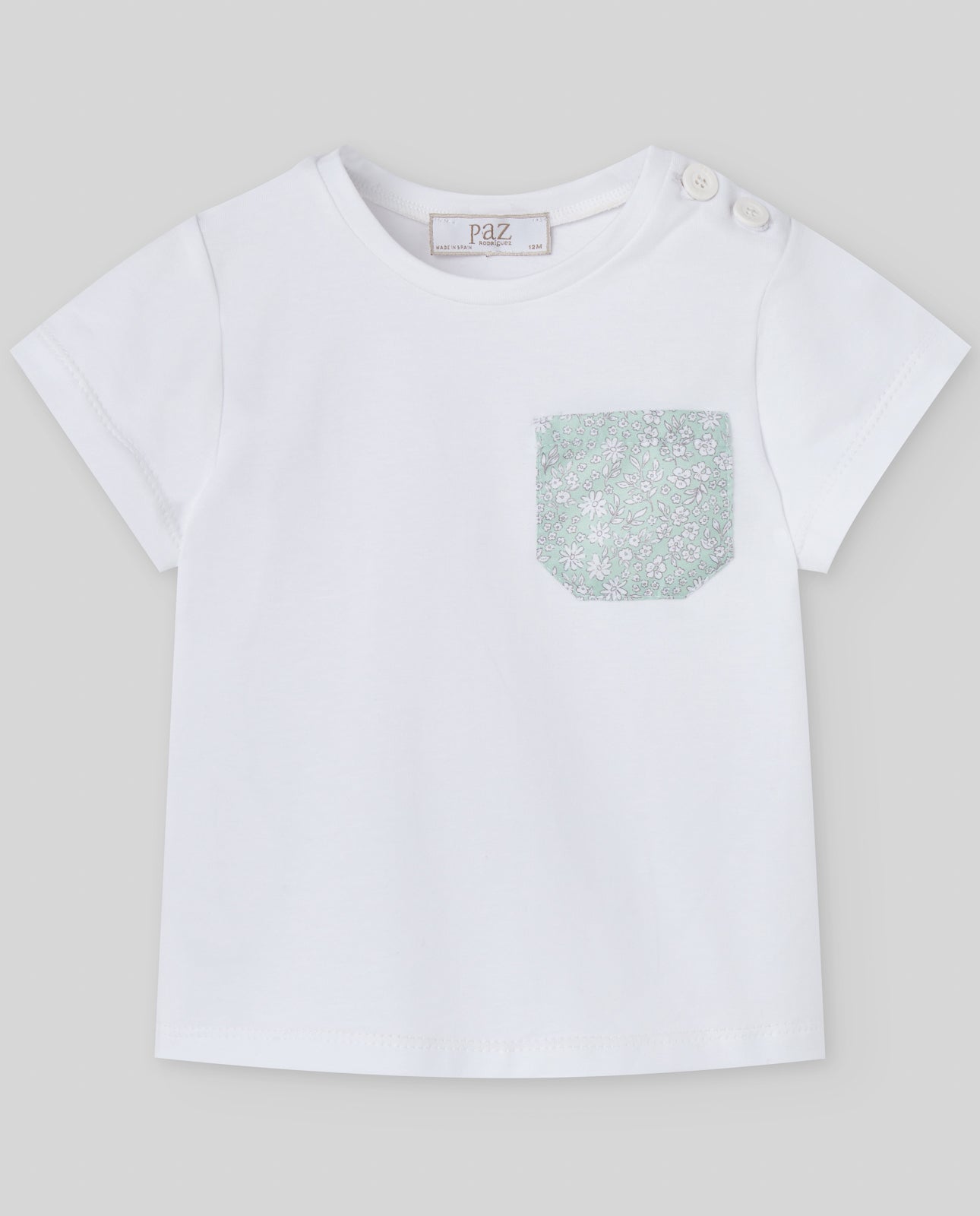 Conjunto t-shirt branca e calções de banho verdes da Paz Rodriguez "Baño"