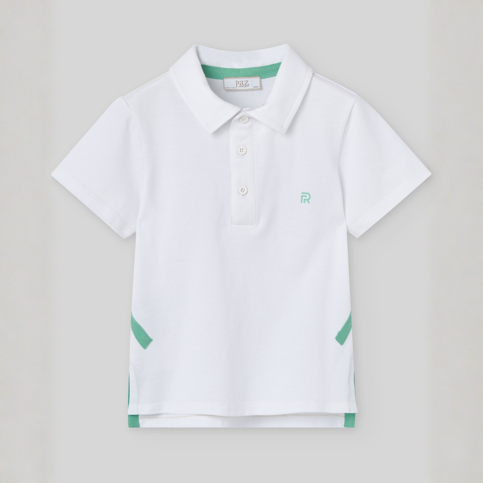 Conjunto polo branco e calções de banho verdes da Paz Rodriguez "Baño"