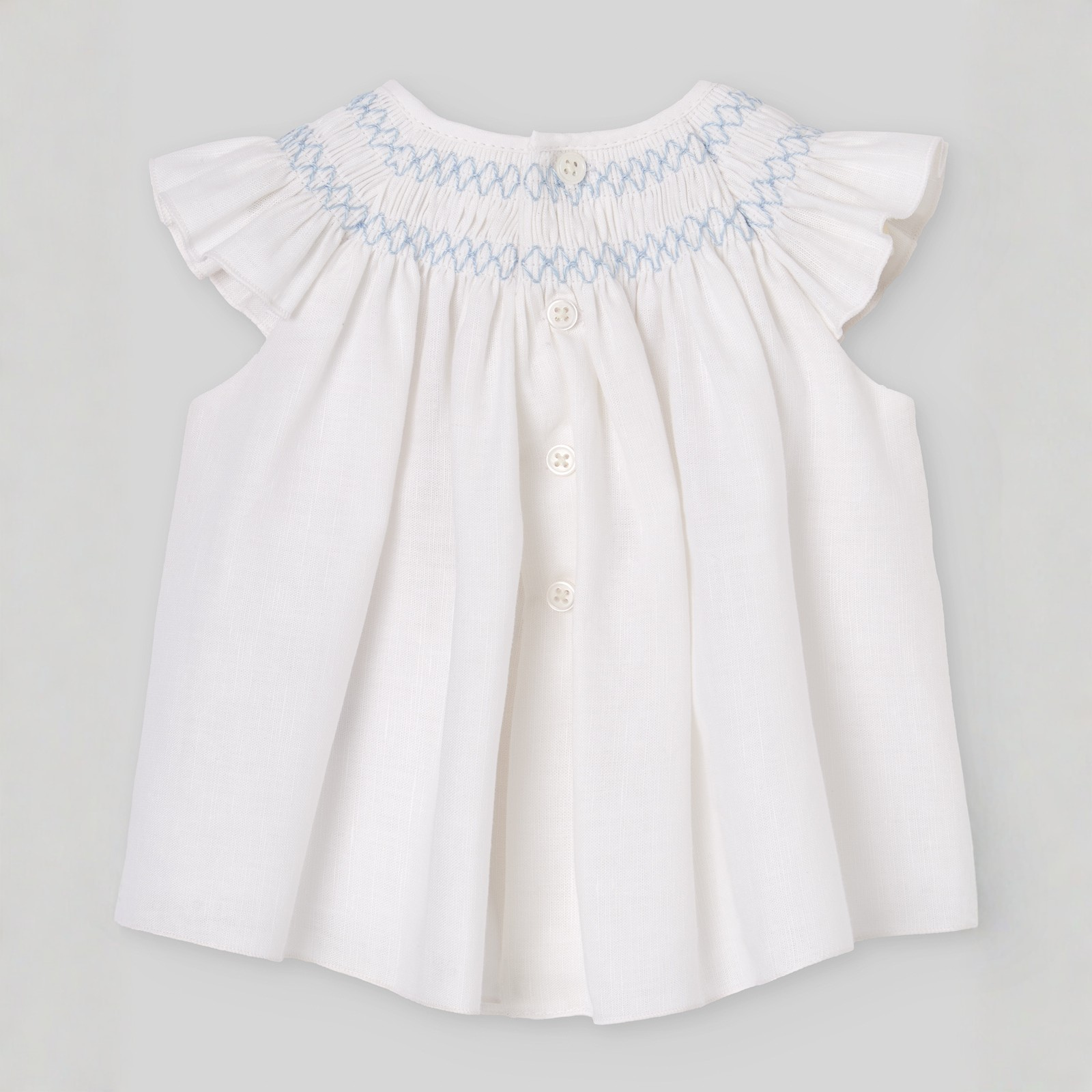 Vestido branco e tapa fralda azul da Paz Rodriguez "Espuma"