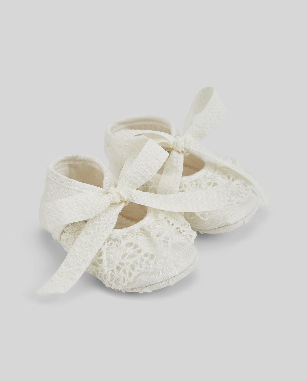 Sapatos com renda pérola cerimónia da Paz Rodriguez "Paz"
