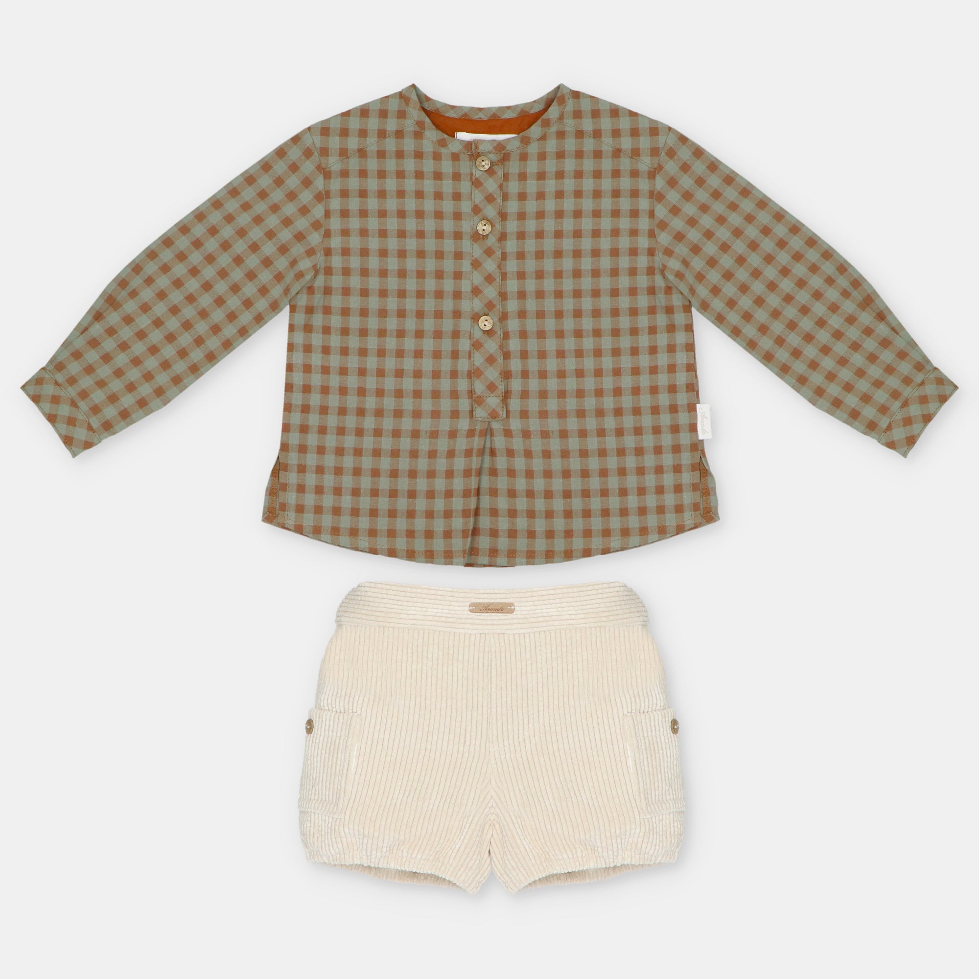 Conjunto camisa aos quadrados e calções beges da Martín Aranda "Siero"