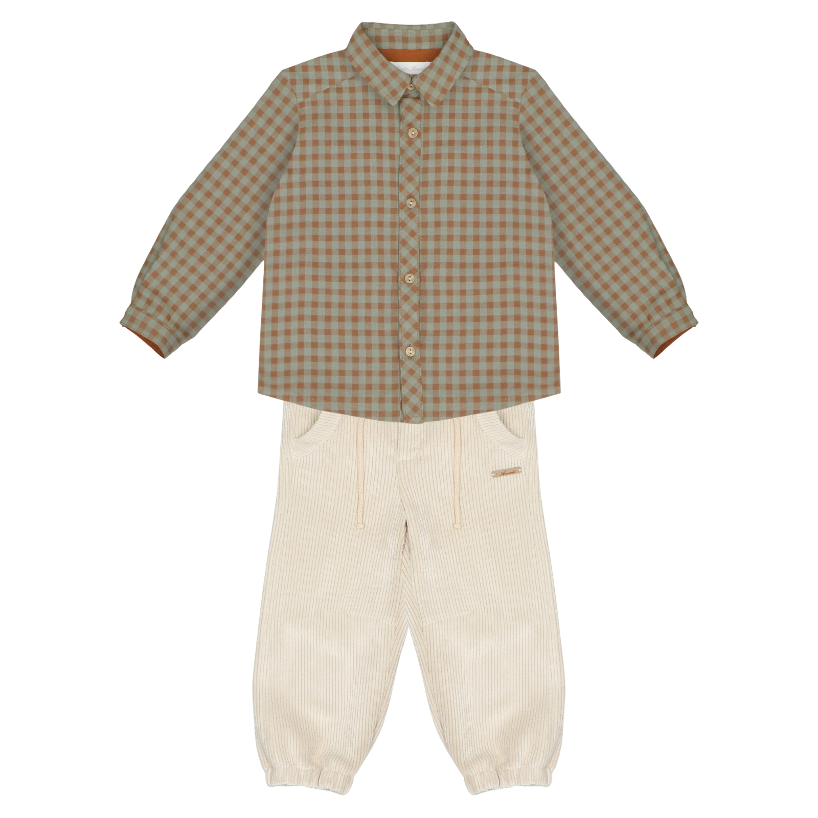Conjunto camisa aos quadrados e calças beges da Martín Aranda "Siero"