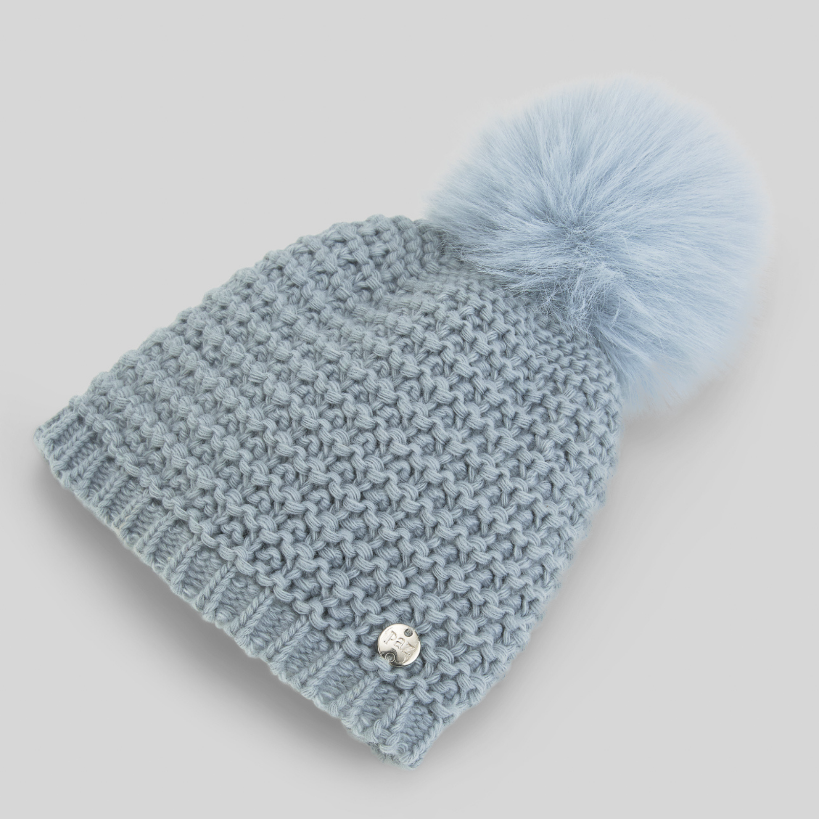 Gorro azul com pompom da Paz Rodriguez "Terra"