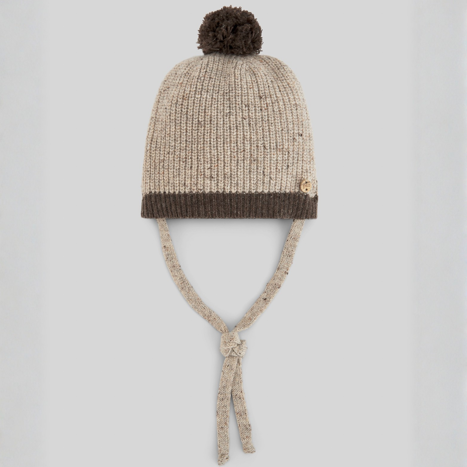 Gorro com pompom em malha bege da Paz Rodriguez "Noz"