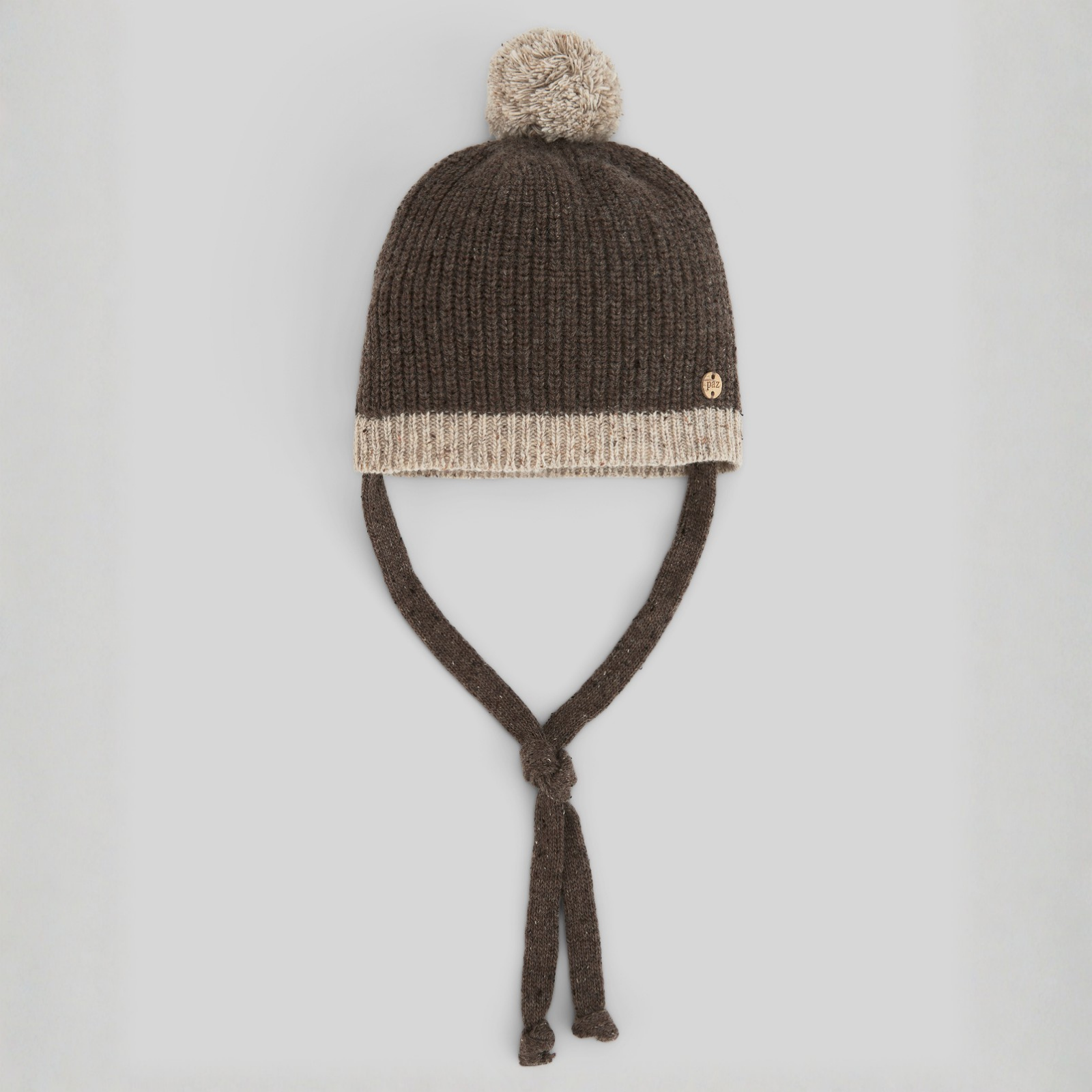 Gorro com pompom em malha castanha da Paz Rodriguez "Noz"