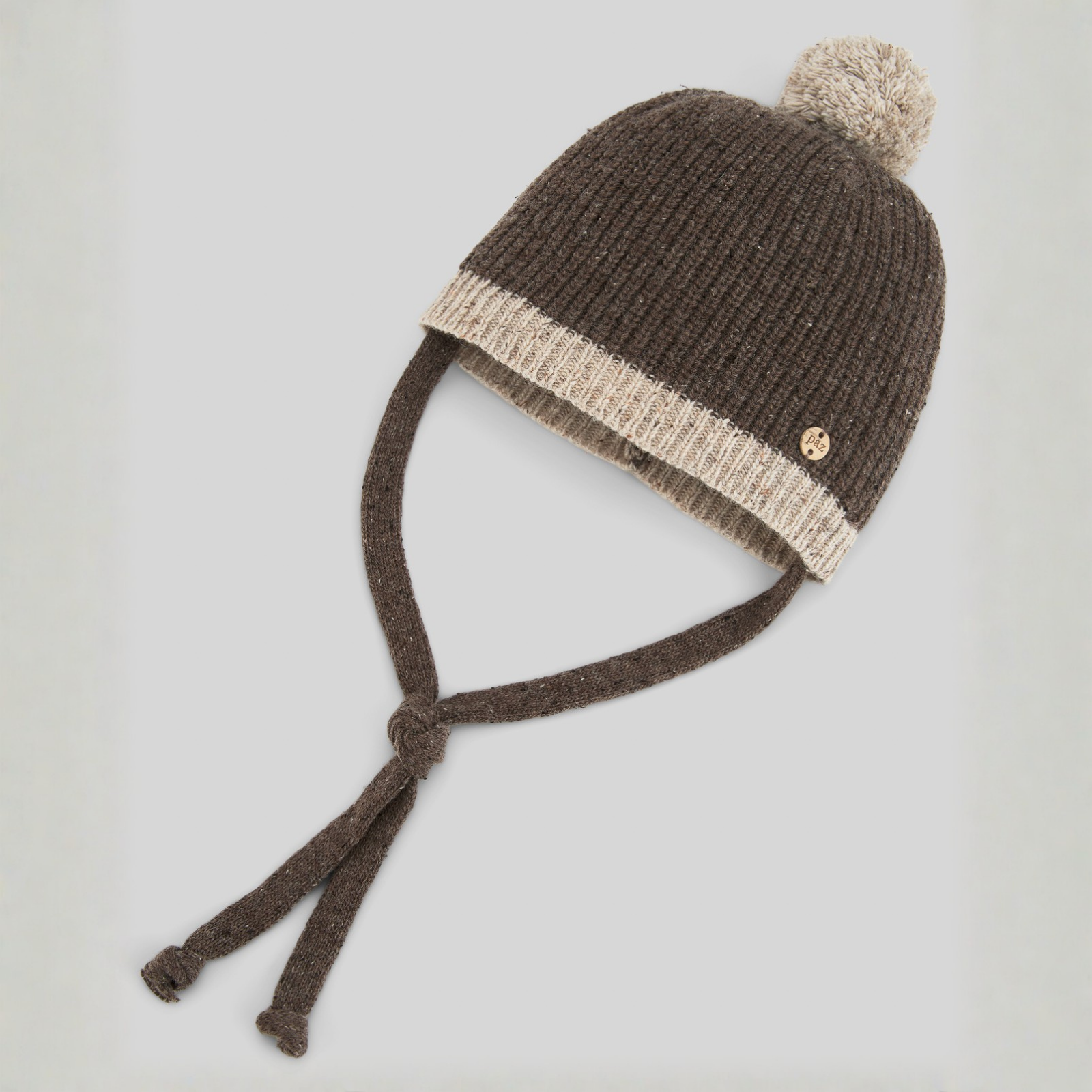 Gorro com pompom em malha castanha da Paz Rodriguez "Noz"
