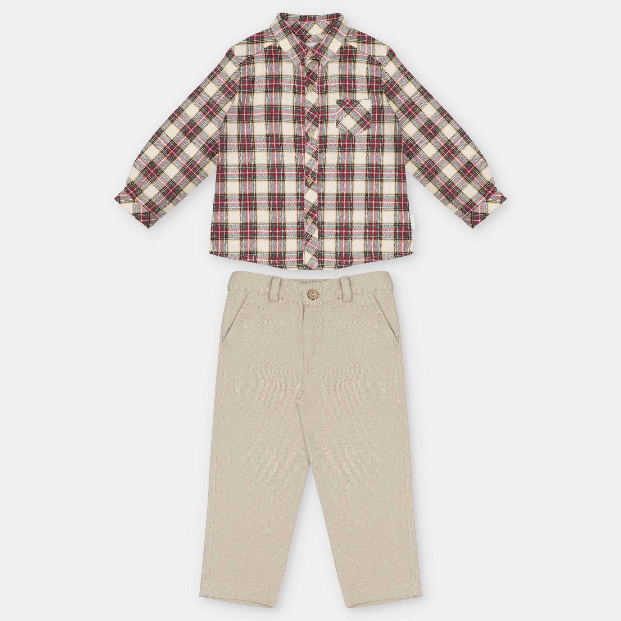 Conjunto camisa xadrez e calças bege da Martín Aranda "Tineo"