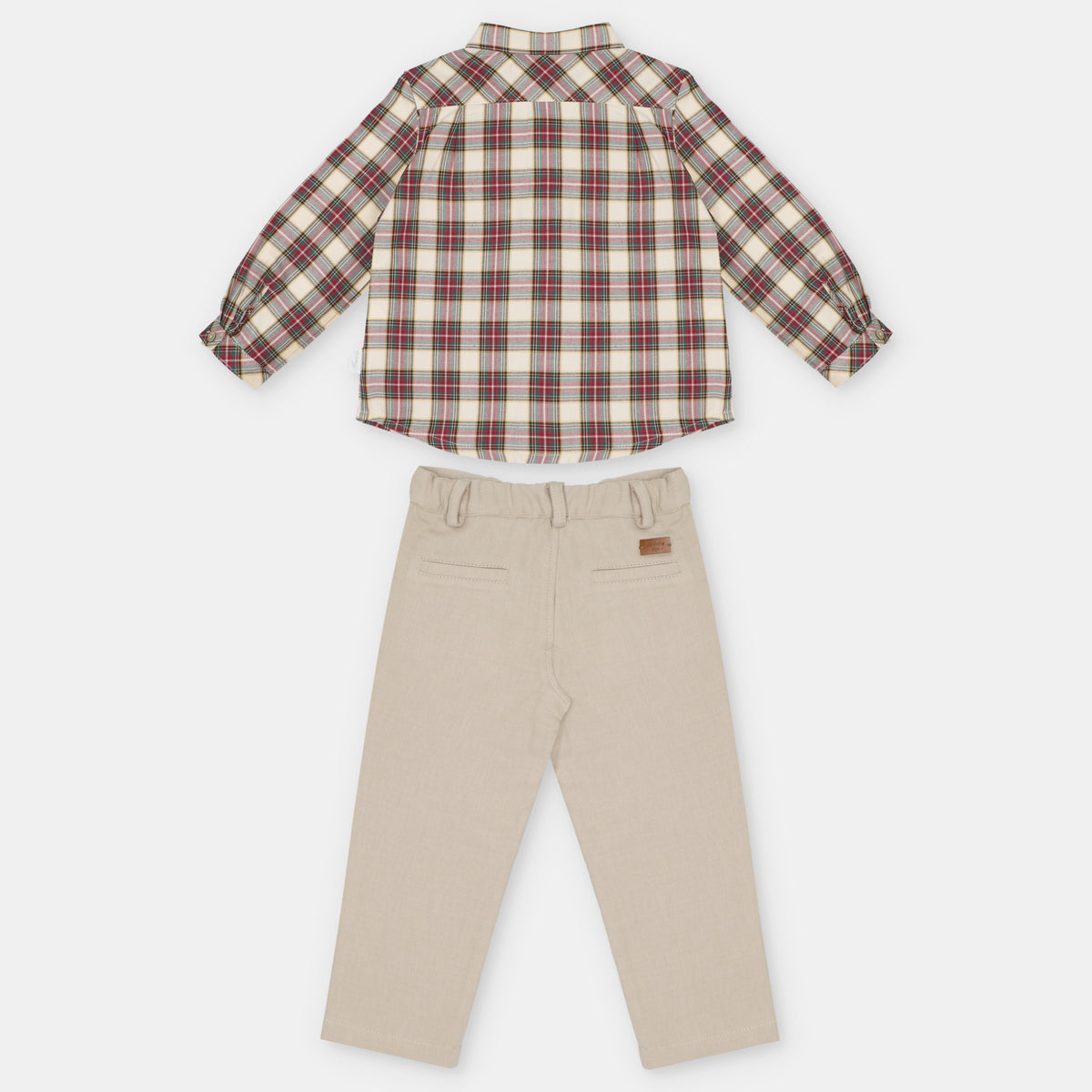 Conjunto camisa xadrez e calças bege da Martín Aranda "Tineo"