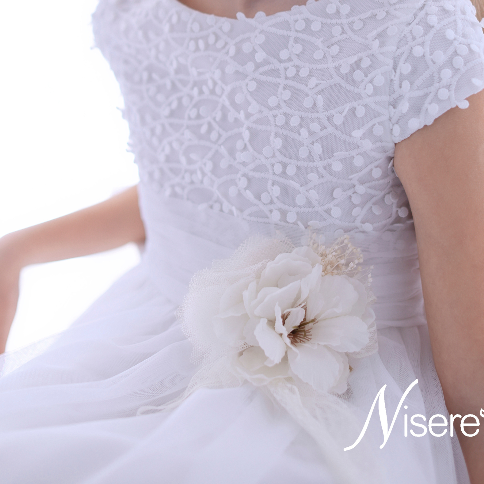 Acessório floral em tons neutros da Niseret