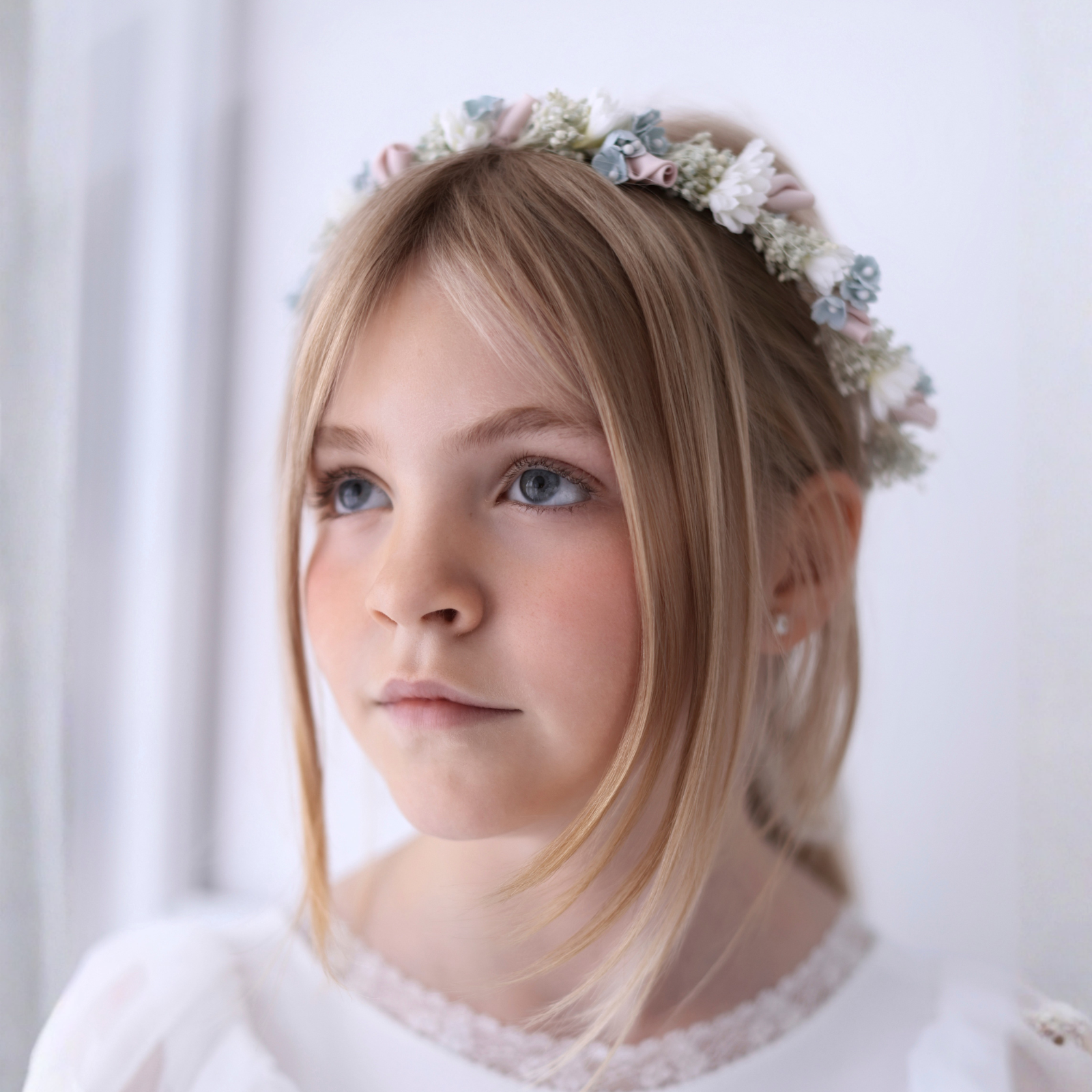 Tiara com flores diversas em tons rosa e azul da Niseret