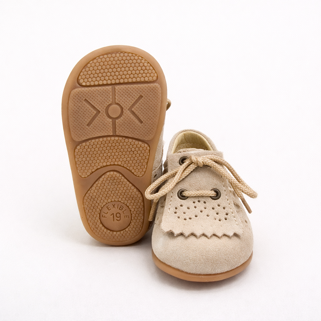 Sapatos bege estilo caneiras com franja da Mania do Pé