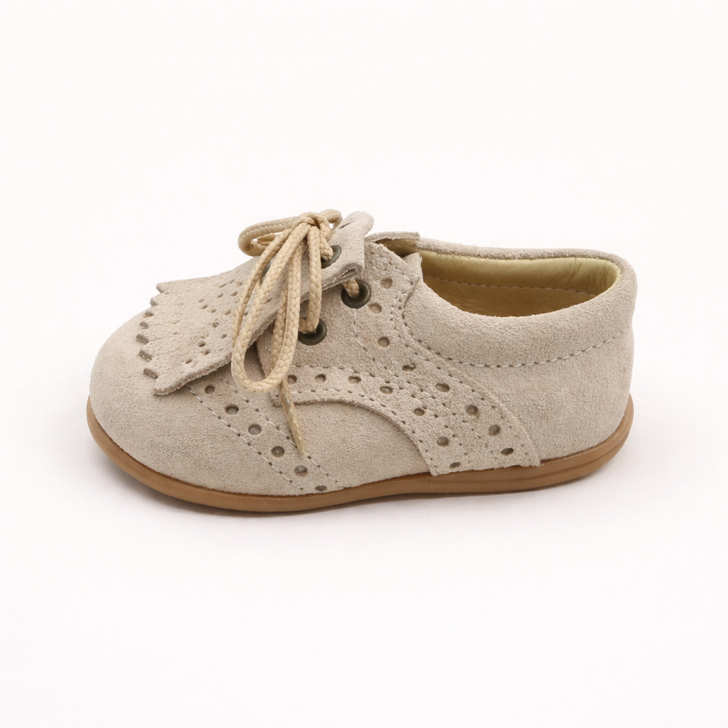 Sapatos bege estilo caneiras com franja da Mania do Pé