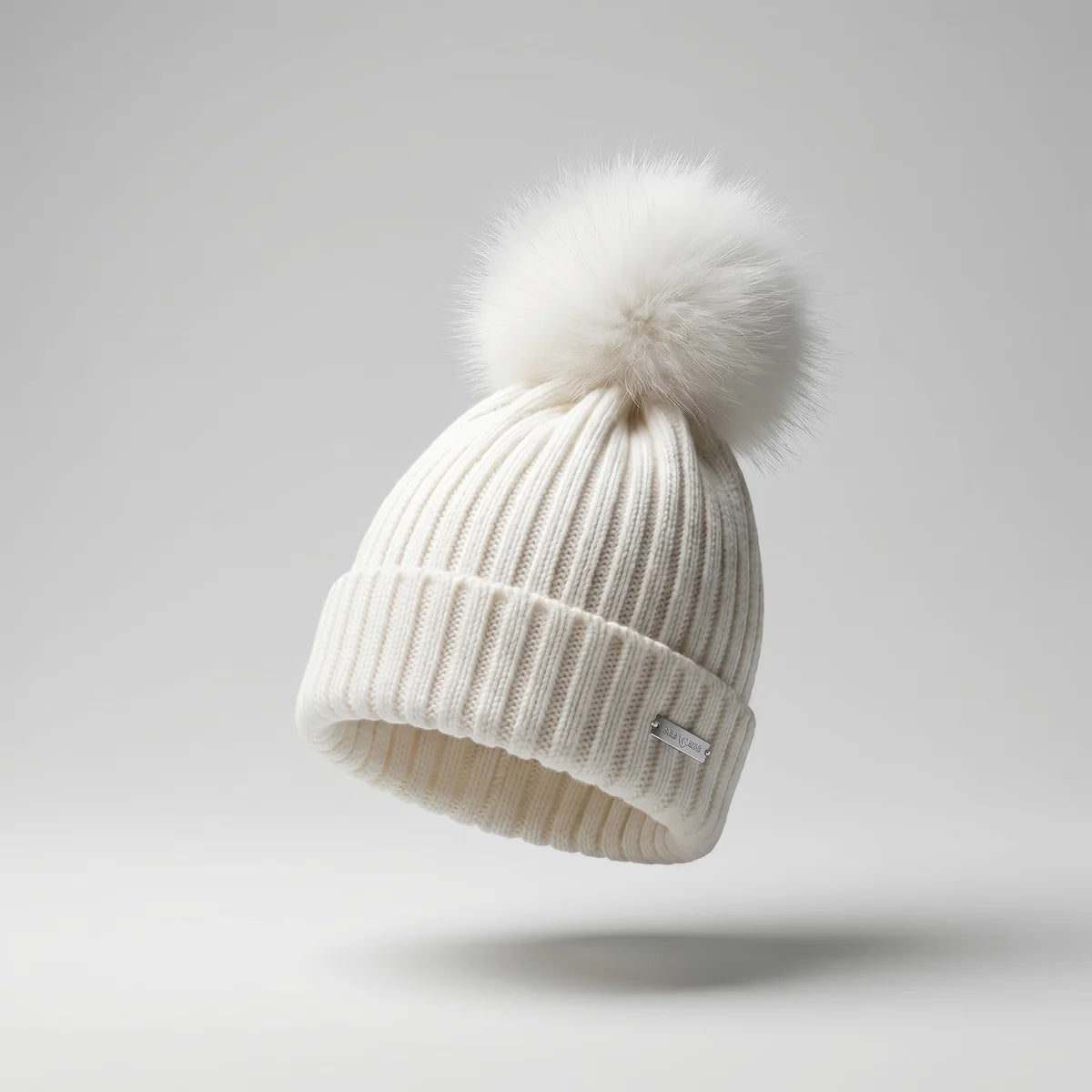 Gorro em malha canelada pérola com pompom da Pagansa "Luxury Pérola"