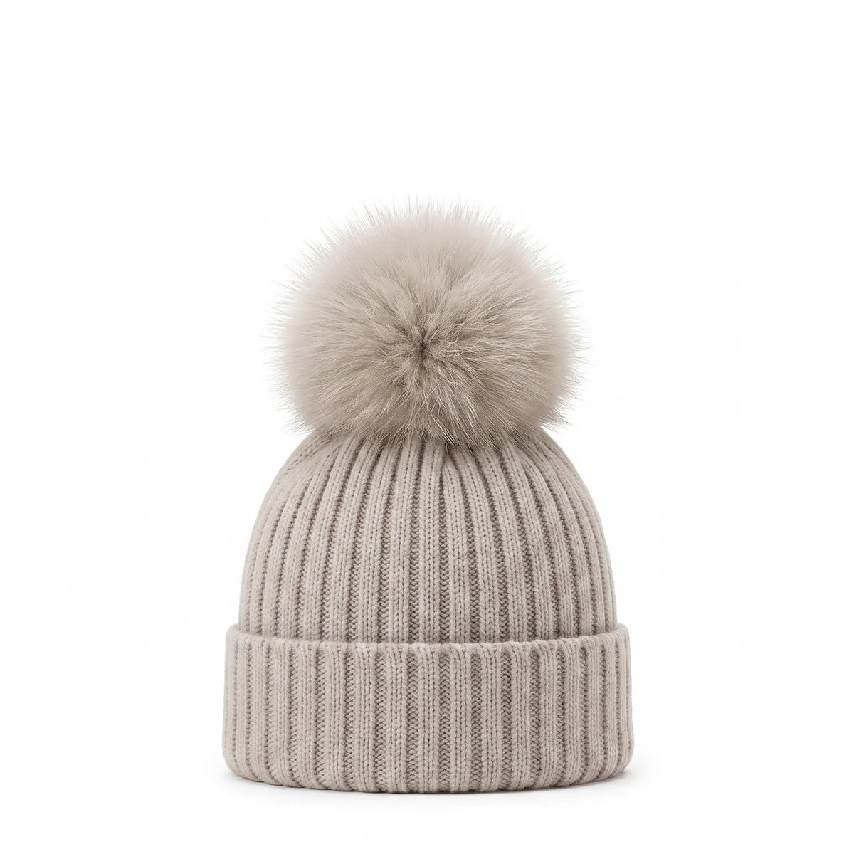 Gorro em malha canelada bege com pompom da Pangasa "Luxury"
