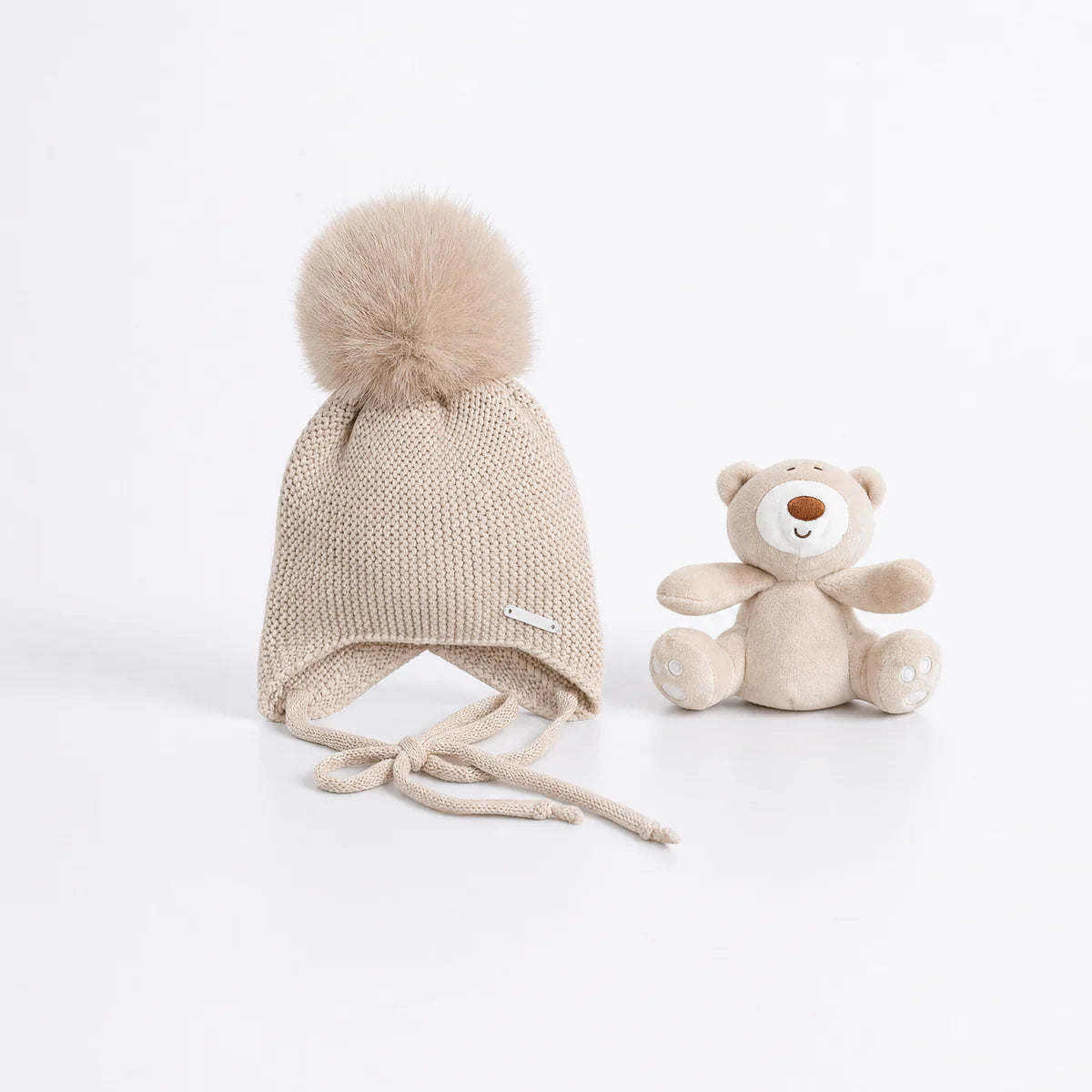 Gorro em malha camel com pompom da Pangasa "Luxury Camel"