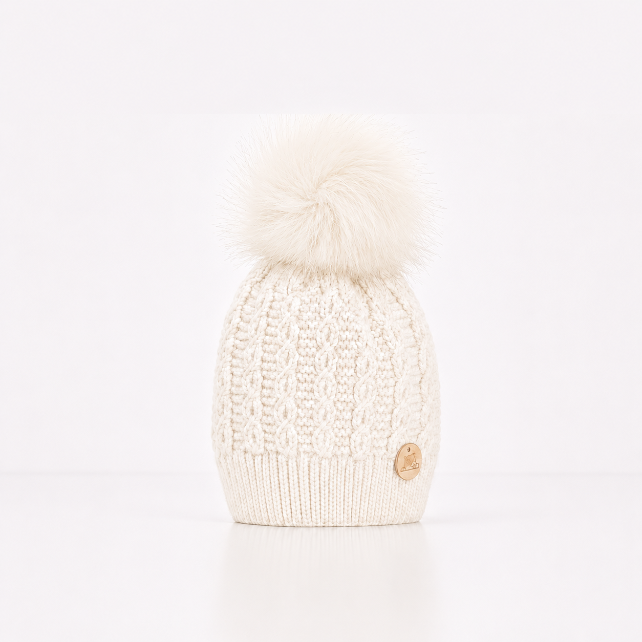 Gorro em malha pérola com pompom da Pangasa "Luxury Pérola"