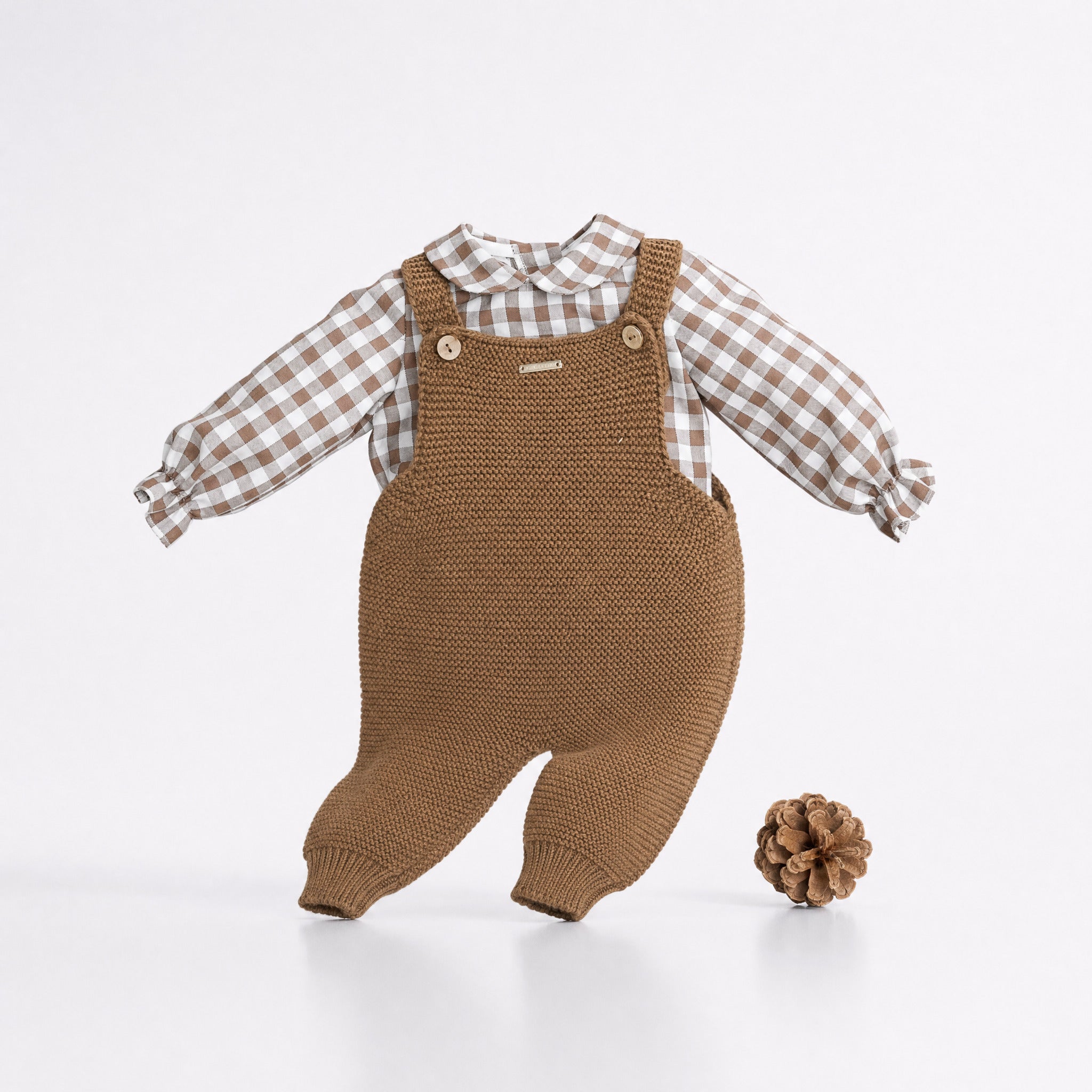 Conjunto blusa vichy e jardineira de malha castanha da Pangasa "General"