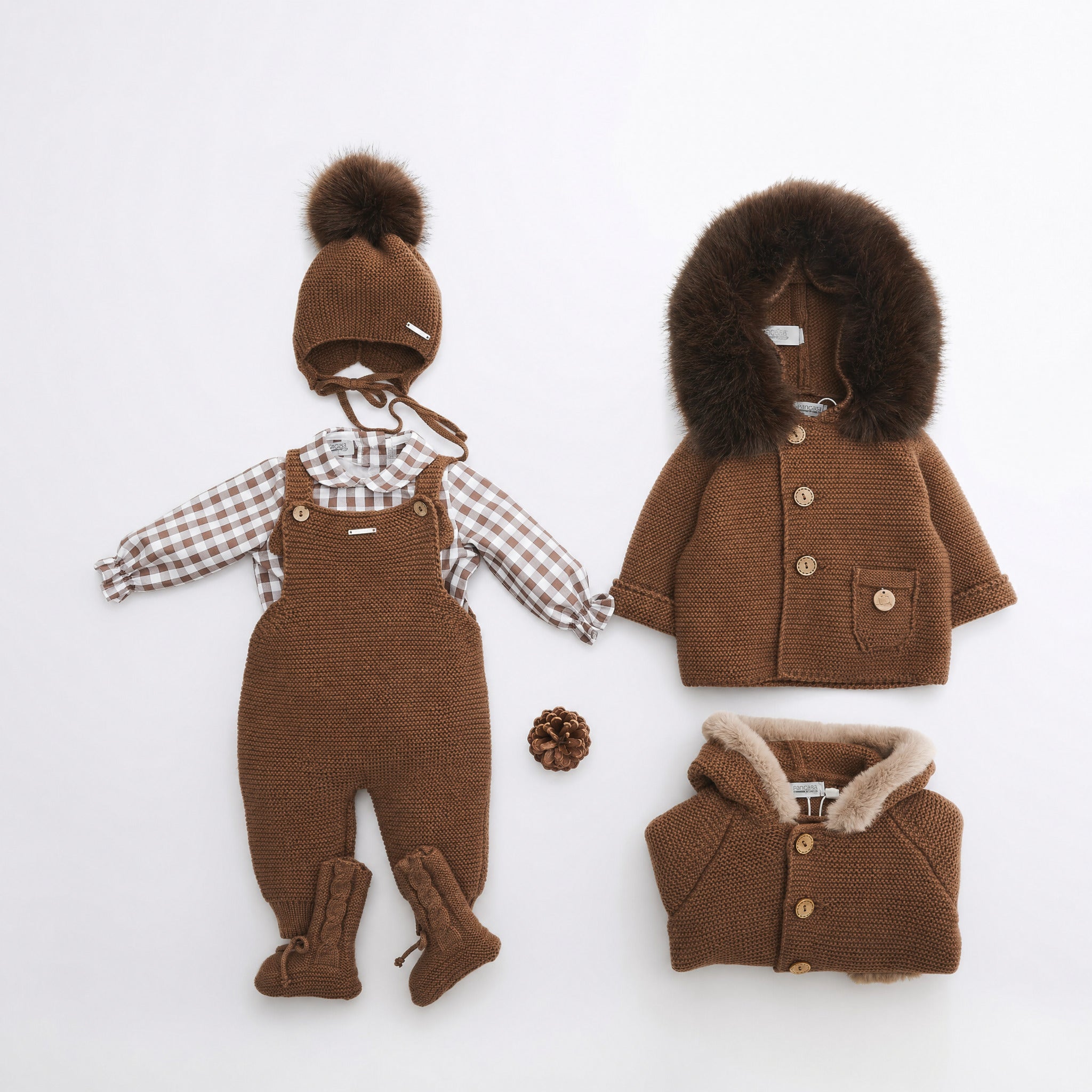 Conjunto blusa vichy e jardineira de malha castanha da Pangasa "General"