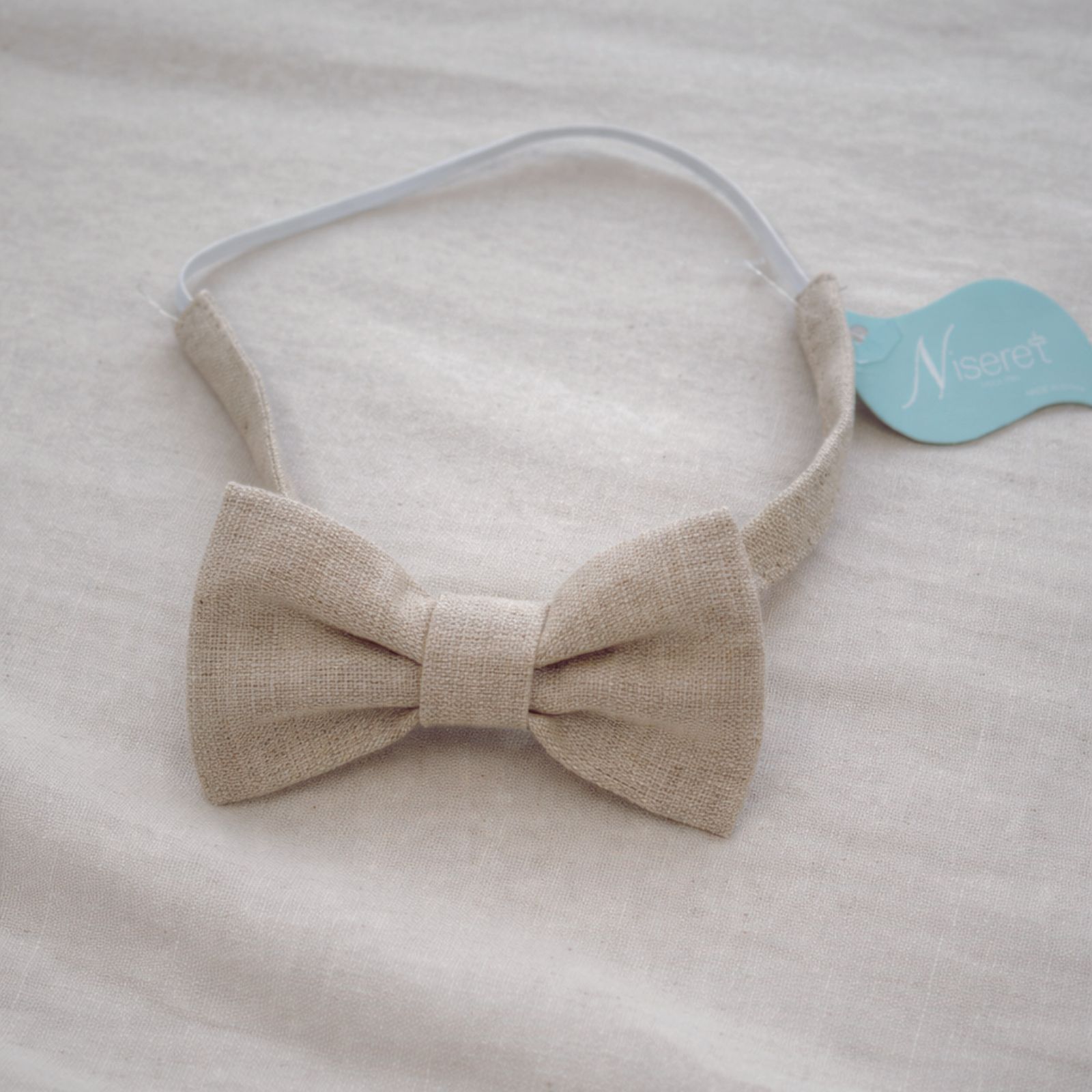 Papillon em linho bege para cerimonia da Niseret