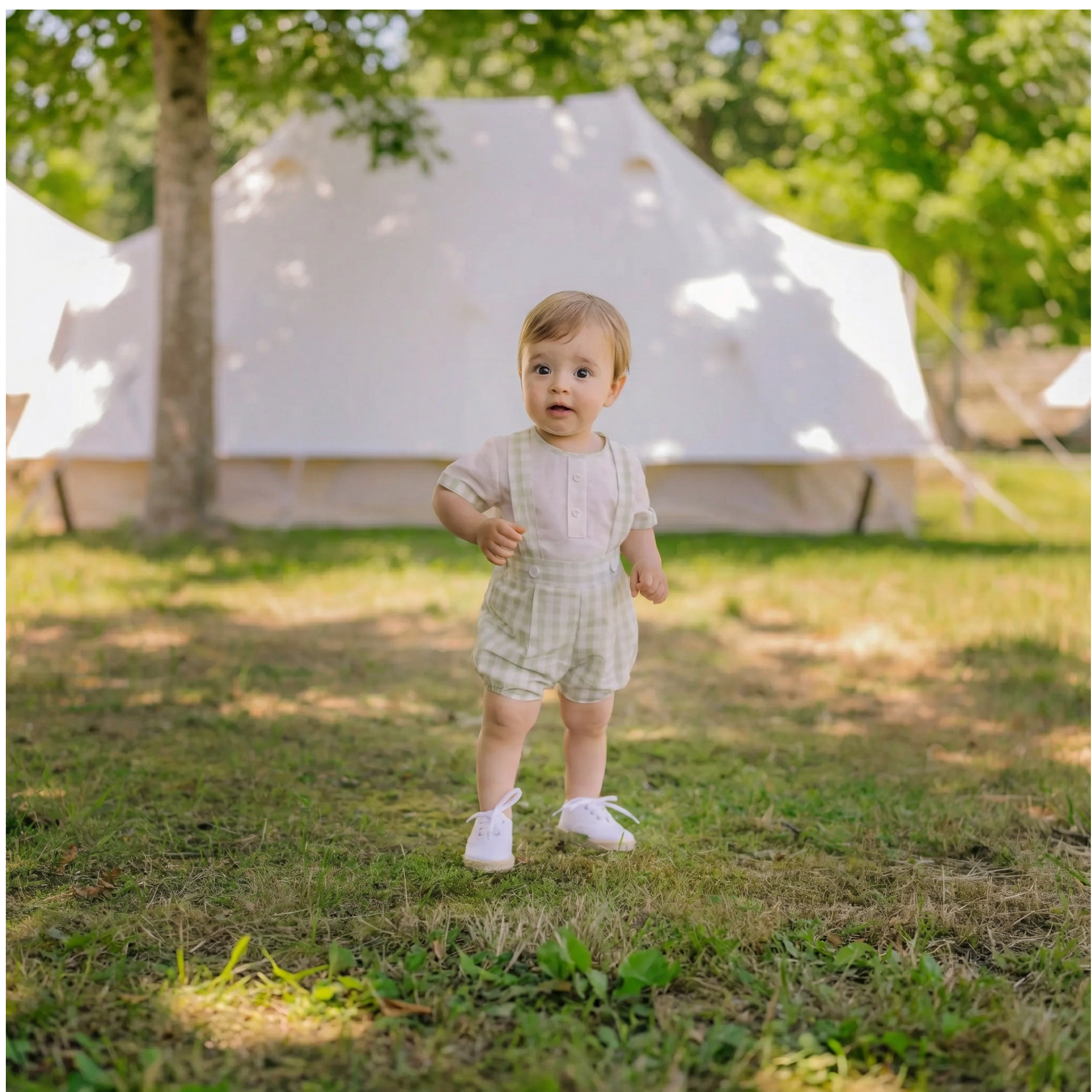 Conjunto t-shirt branca e jardineira vichy verde da Paz Rodriguez "Frescura"