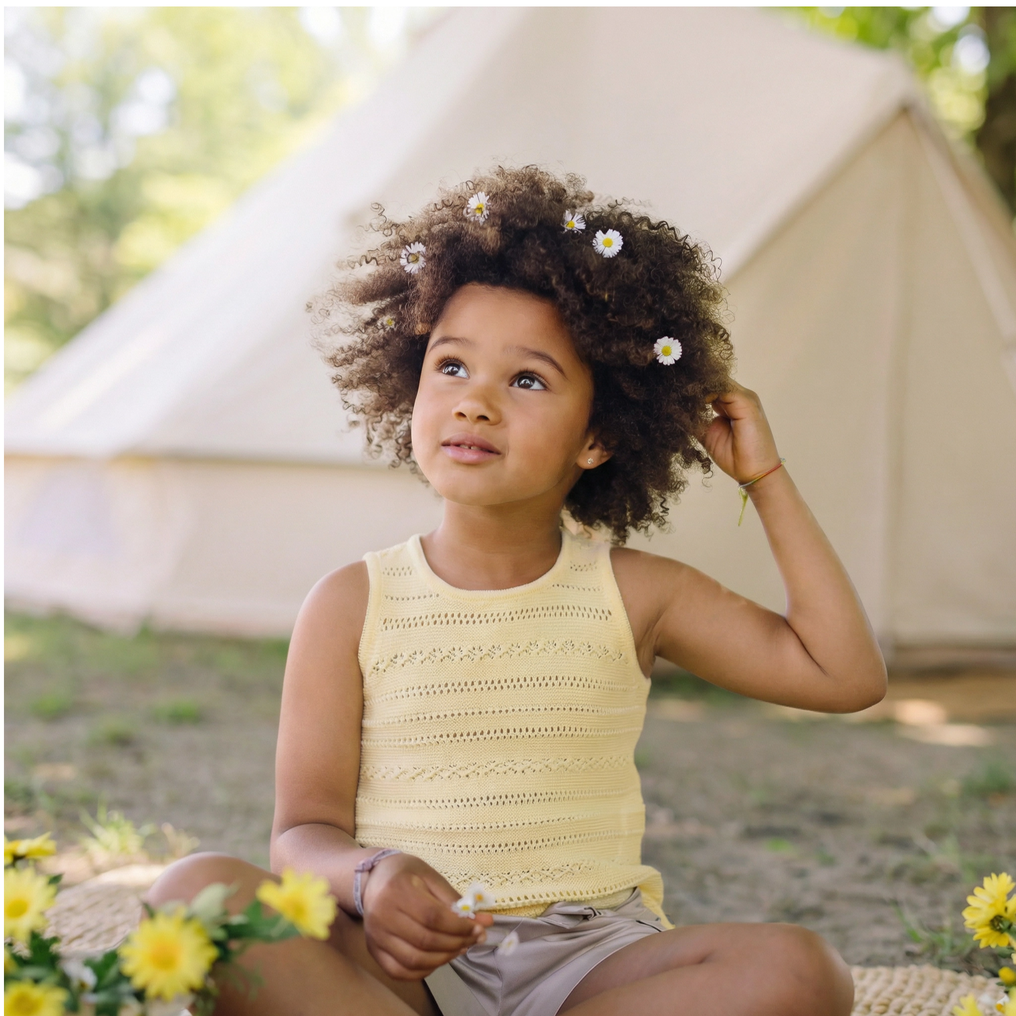 Conjunto top malha amarelo e calção bege da Paz Rodriguez "Frutitas"